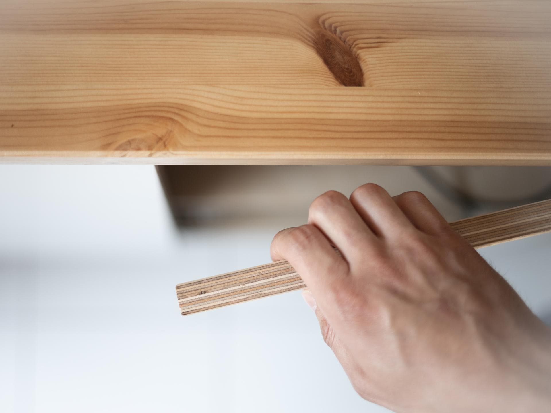 Hand grieft Holzstück