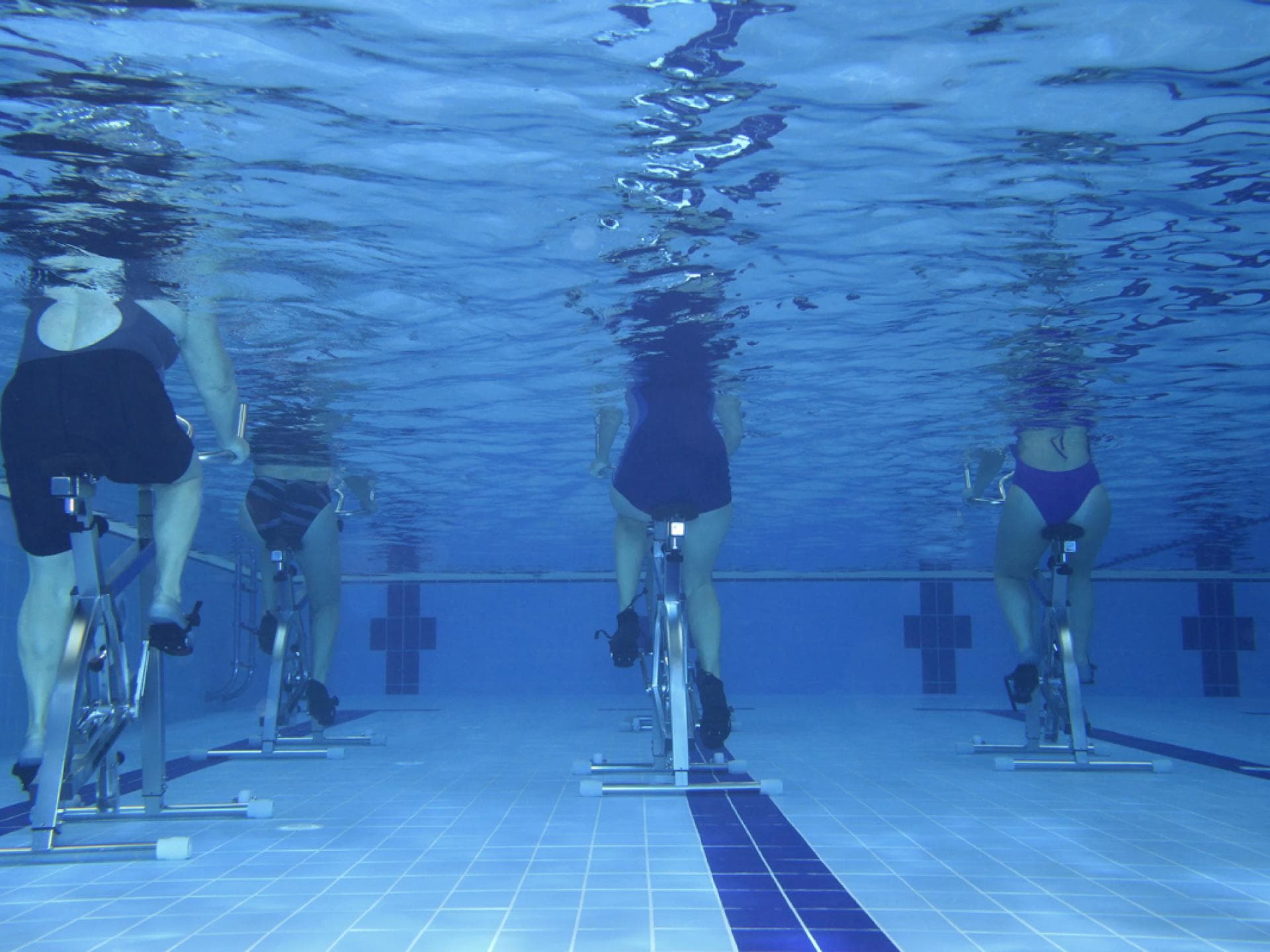Beim Aqua Cycling können 800 Kalorien pro Stunde verbrannt werden.