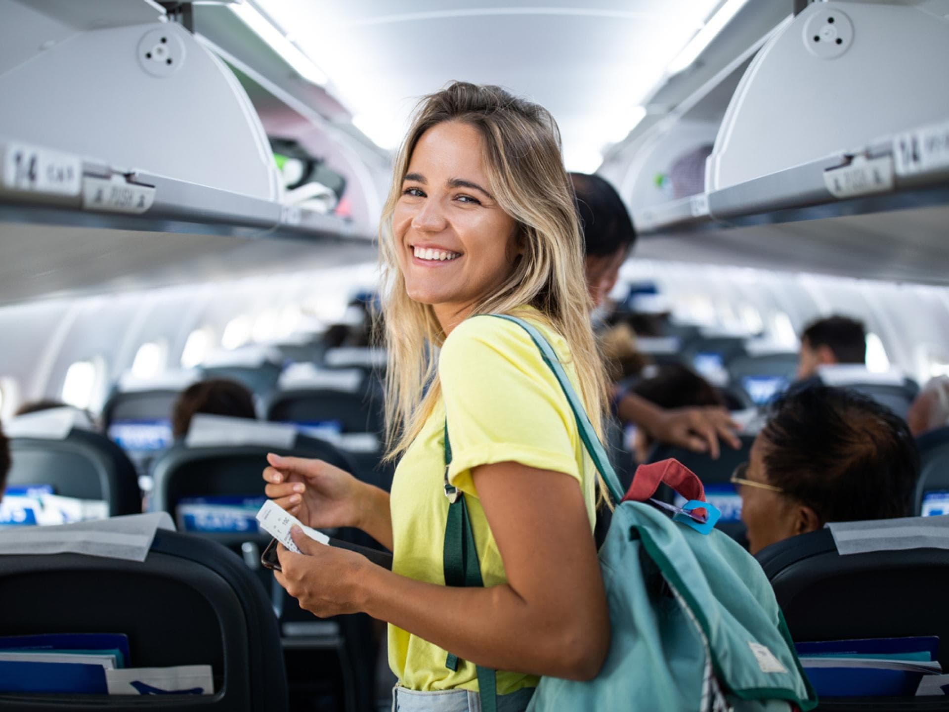 Frau steht im Flugzeug