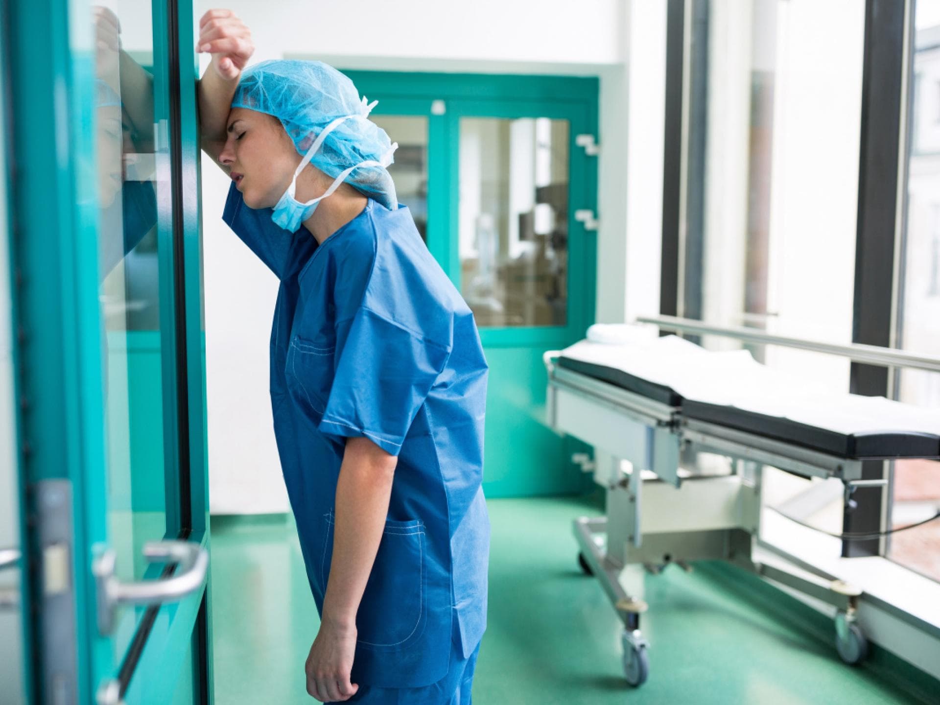 Erschöpfte Ärztin im Krankenhaus