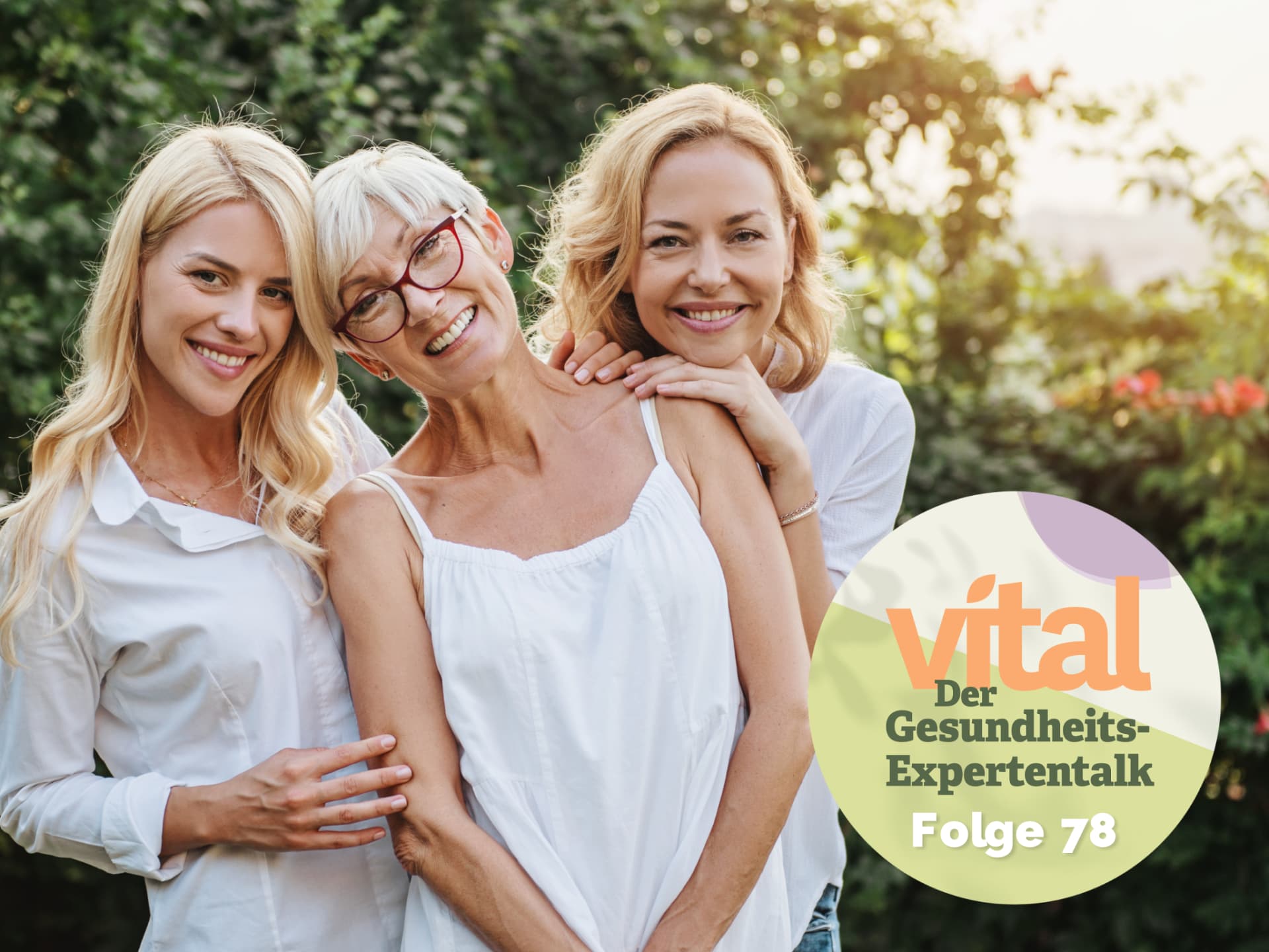 Drei reife Frauen lachen in die Kamera mit Podcast Hinweis in der unteren Ecke