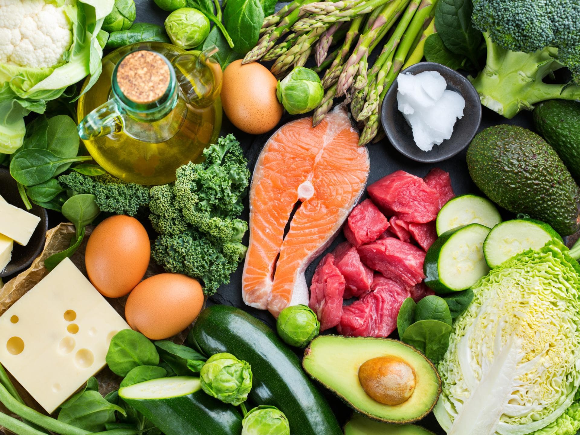 Bei Menschen, die sich ketogen ernähren, stehen wenige Kohlenhydrate auf dem Speiseplan.