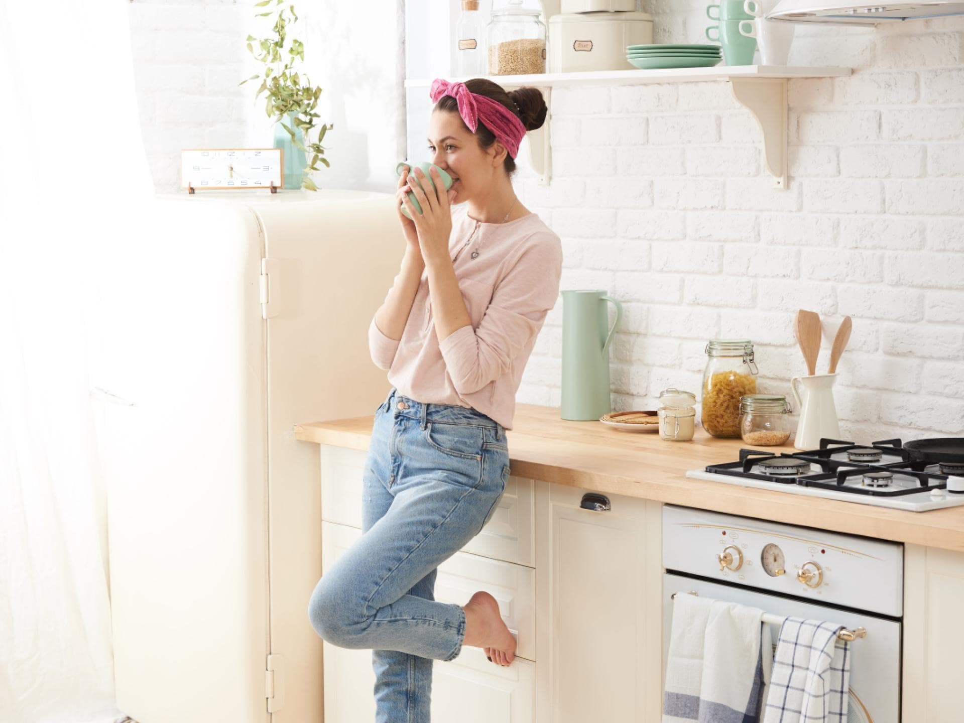 Frau trinkt Kaffee
