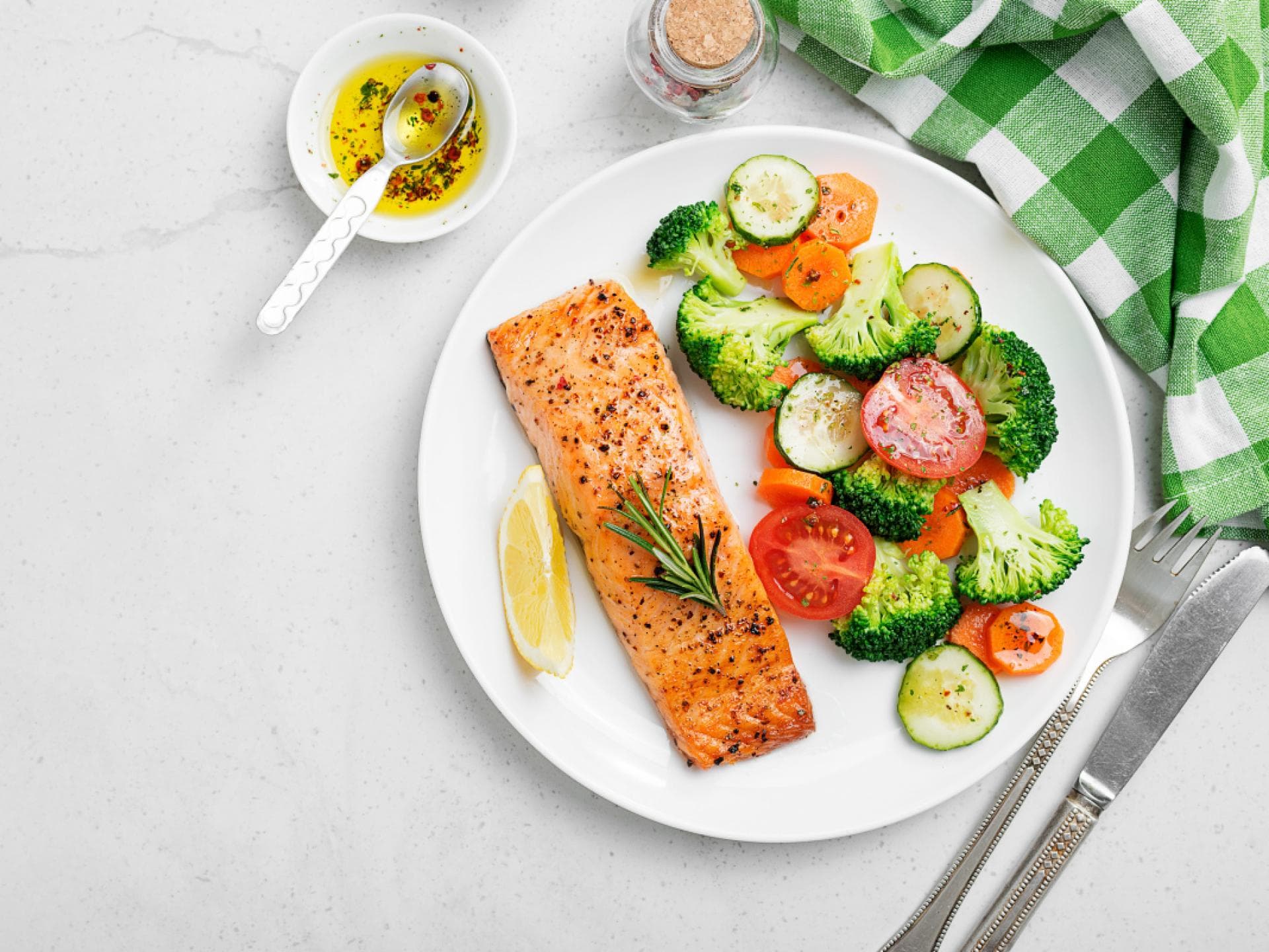 Lachs und Gemüse auf einem Teller