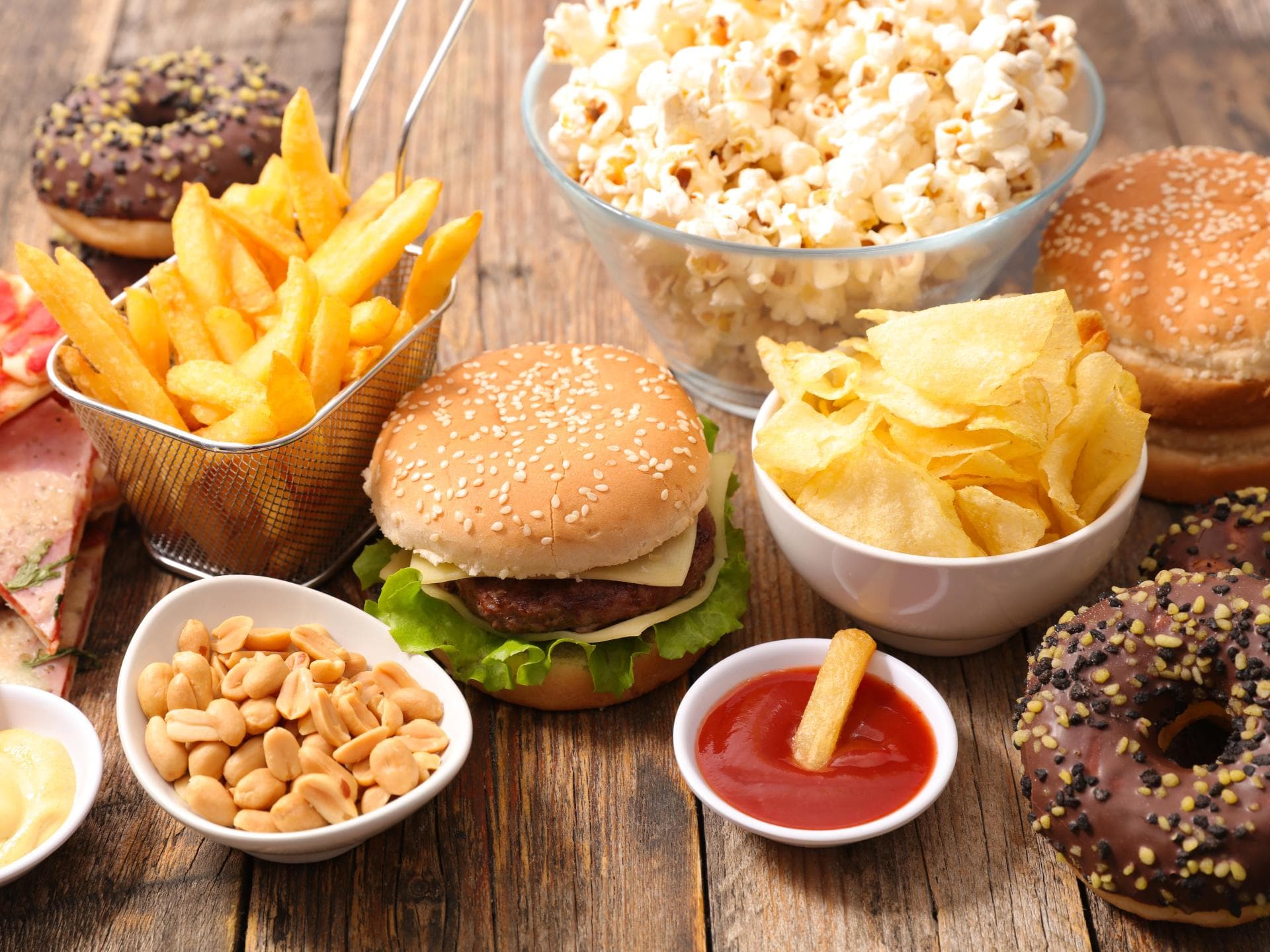 Burger und Chips zählen zu den verbotenen Lebensmitteln bei Niereninsuffizienz