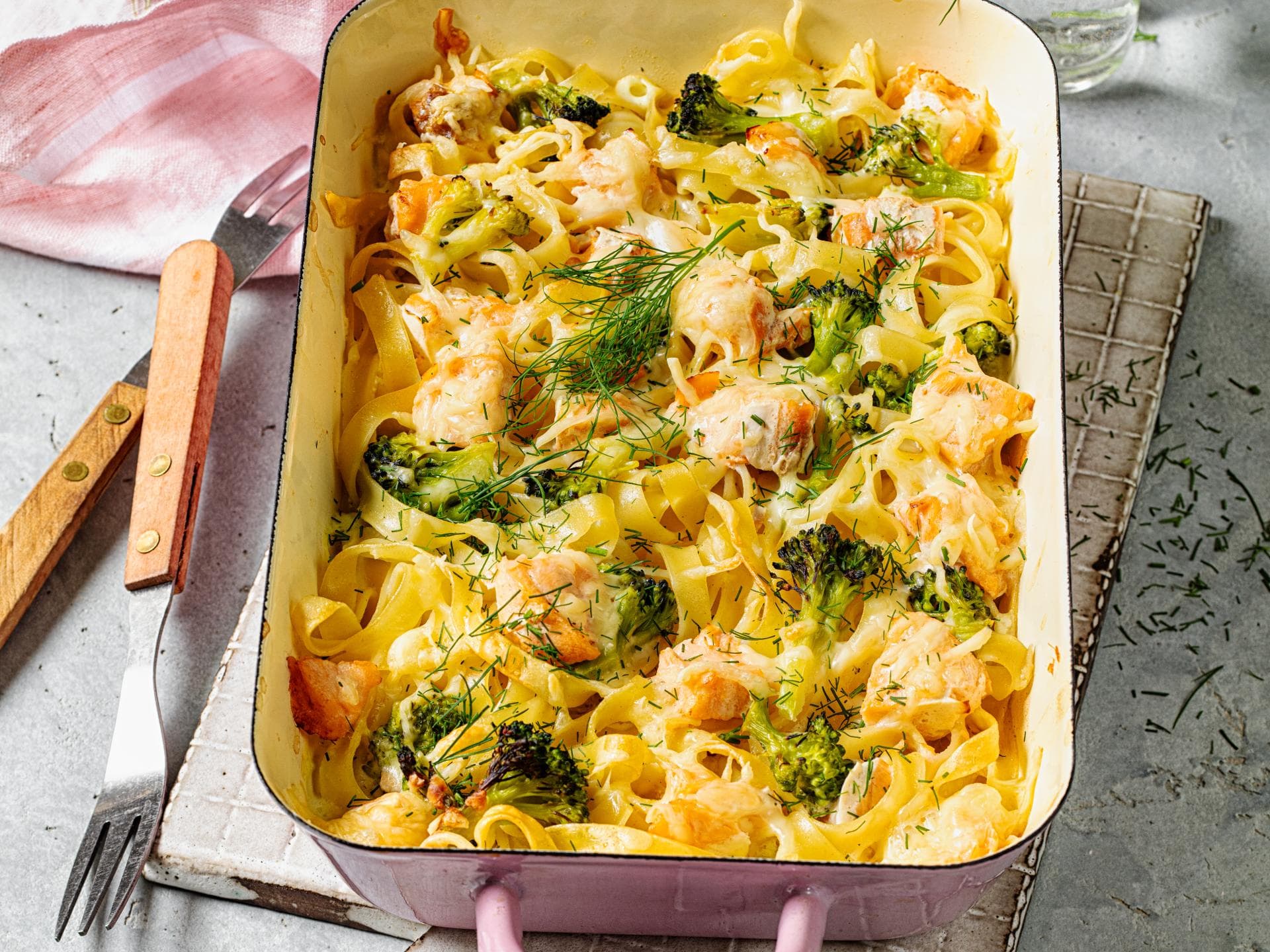 Nudelauflauf mit Lachs und Brokkoli Nudelauflauf mit Lachs und Brokkoli