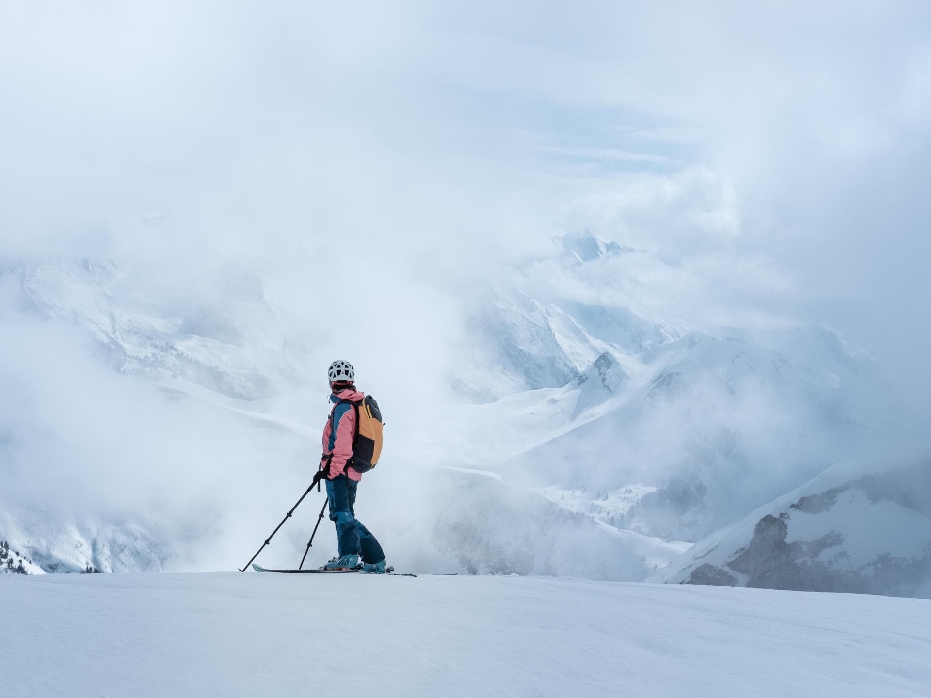 Mann fährt Ski