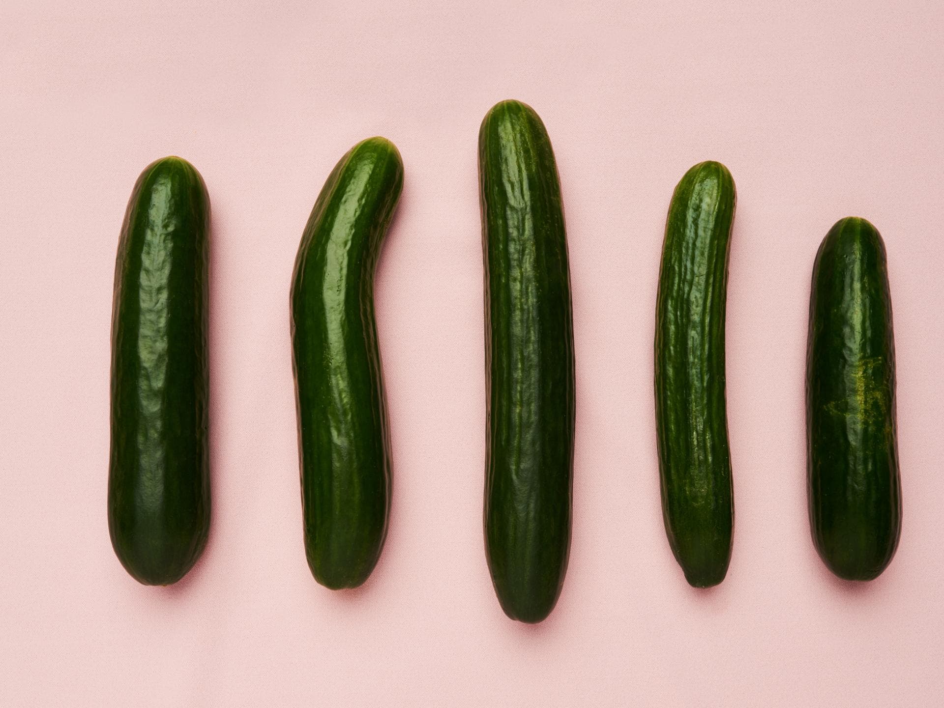Verschiedene Gurken symbolisieren Penisgrößen
