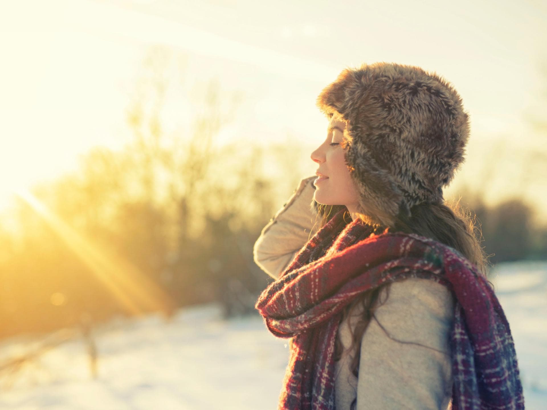 Frau tankt Wintersonne