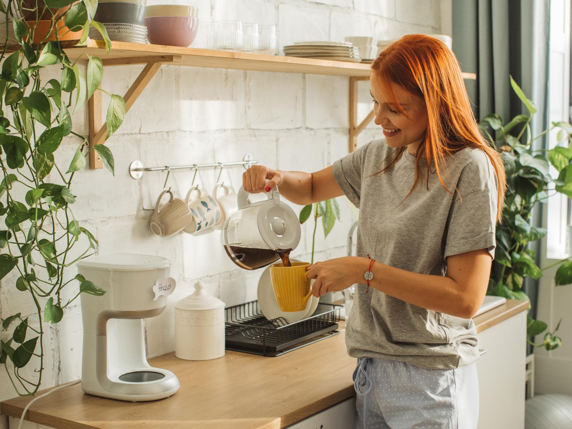 Frau trink beim Intervallfasten Kaffee