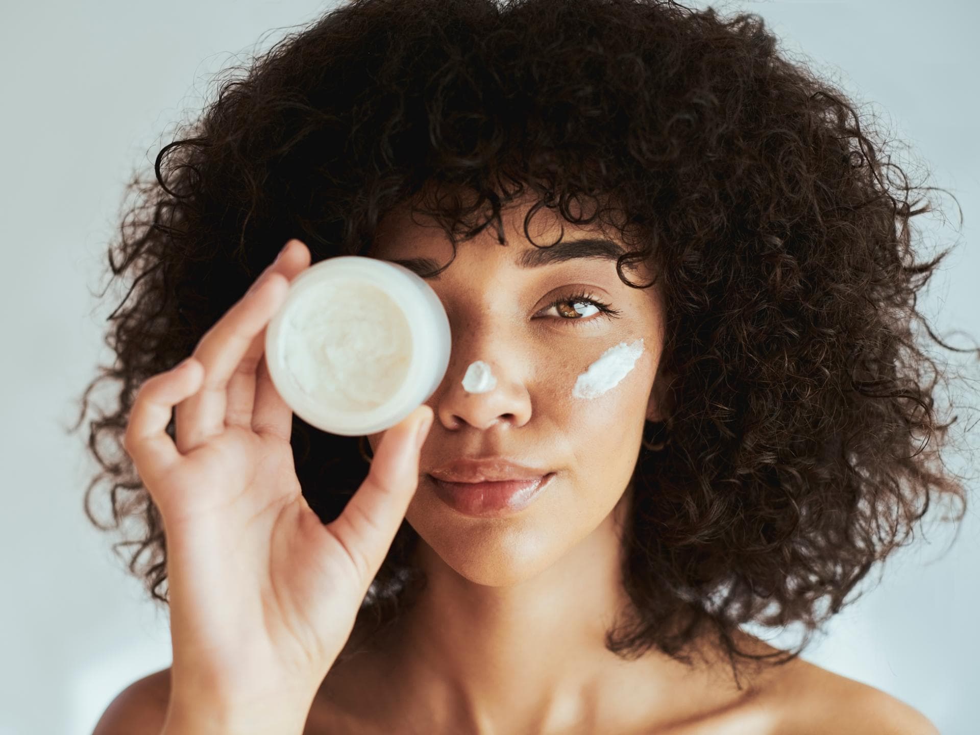 Frau hat Bodylotion selber gemacht