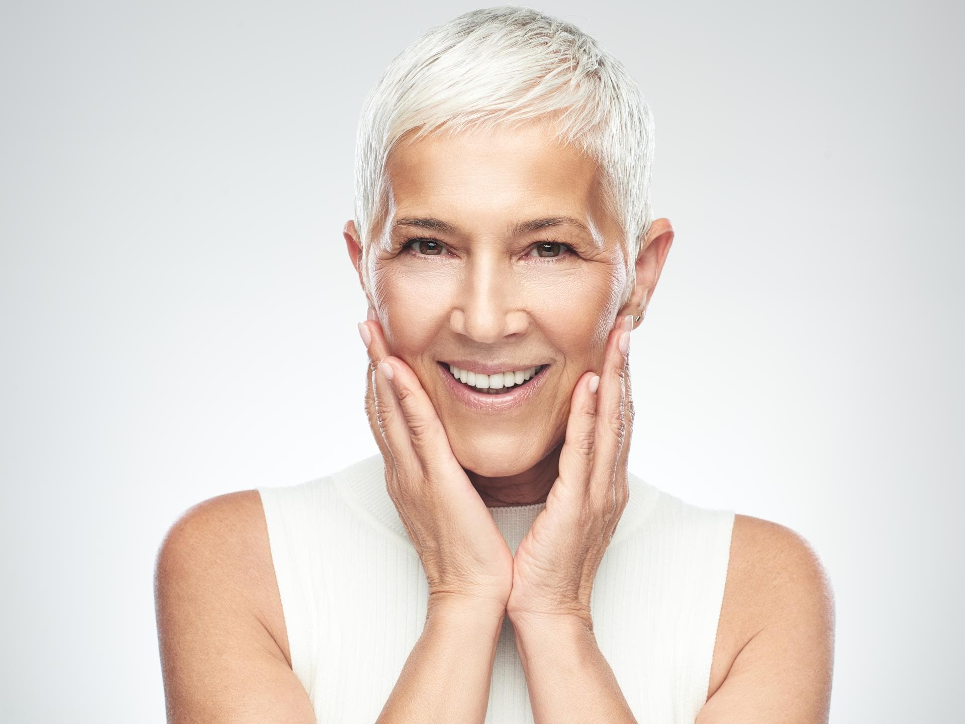 Buzz Cut bei einer blonden Frau um die 50 Buzz Cut bei einer blonden Frau um die 50