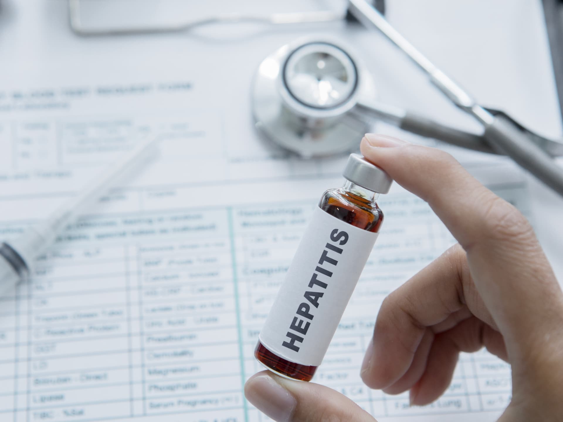 Eine mit "Hepatitis D" beschriftetes Arzneiröhrchen