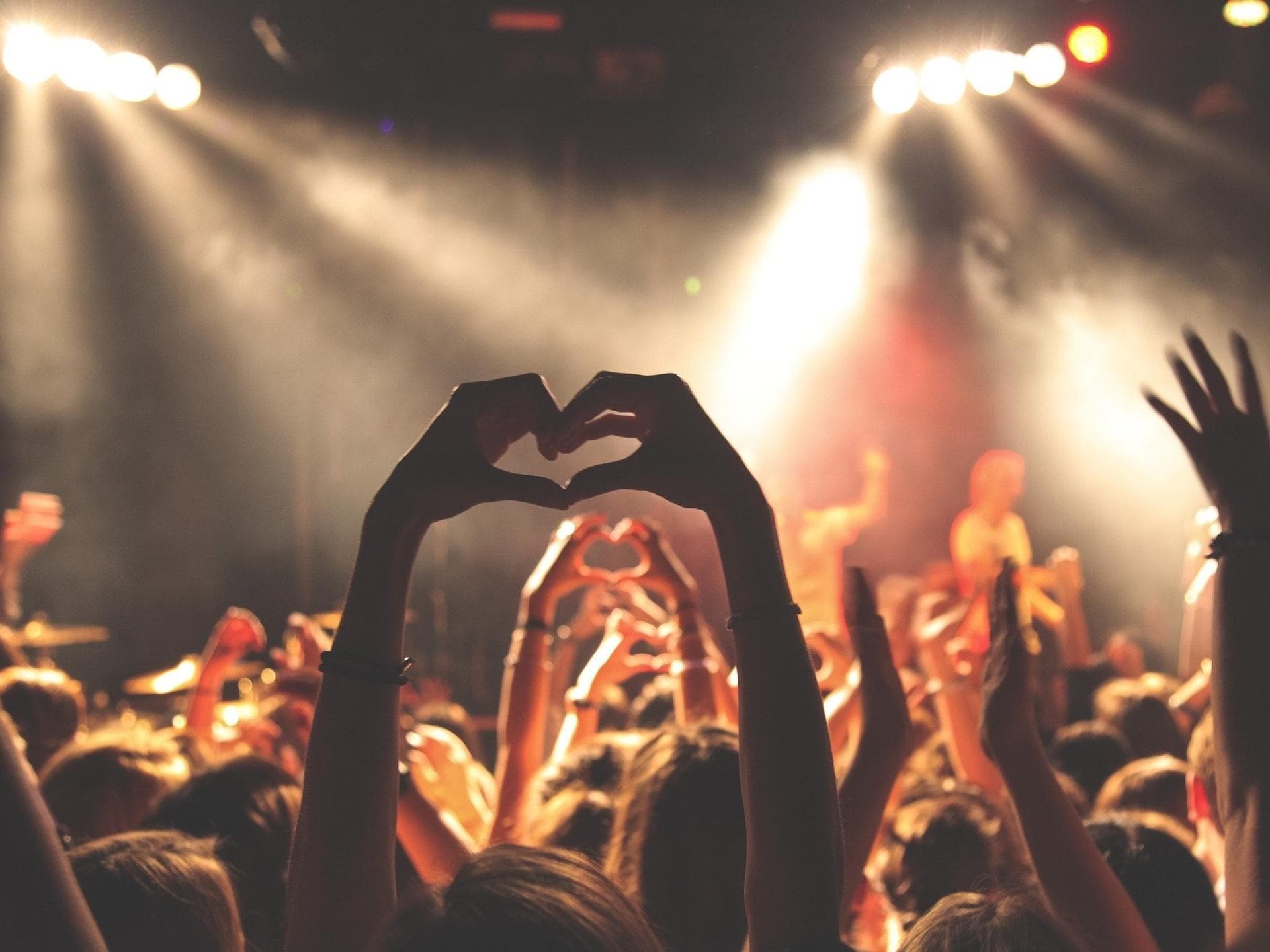 Aufnahme von einem lauten Konzert und feiernden Menschen im Publikum