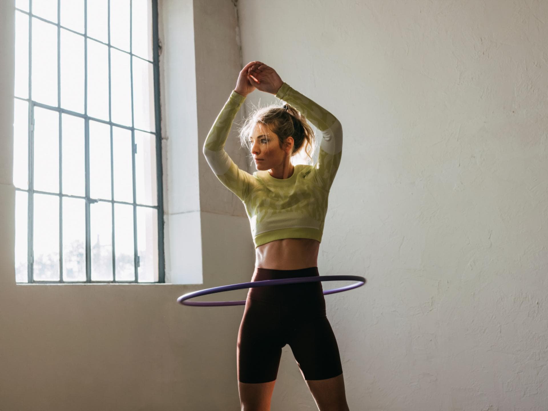 Frau macht Hula-Hoop Frau macht Hula-Hoop
