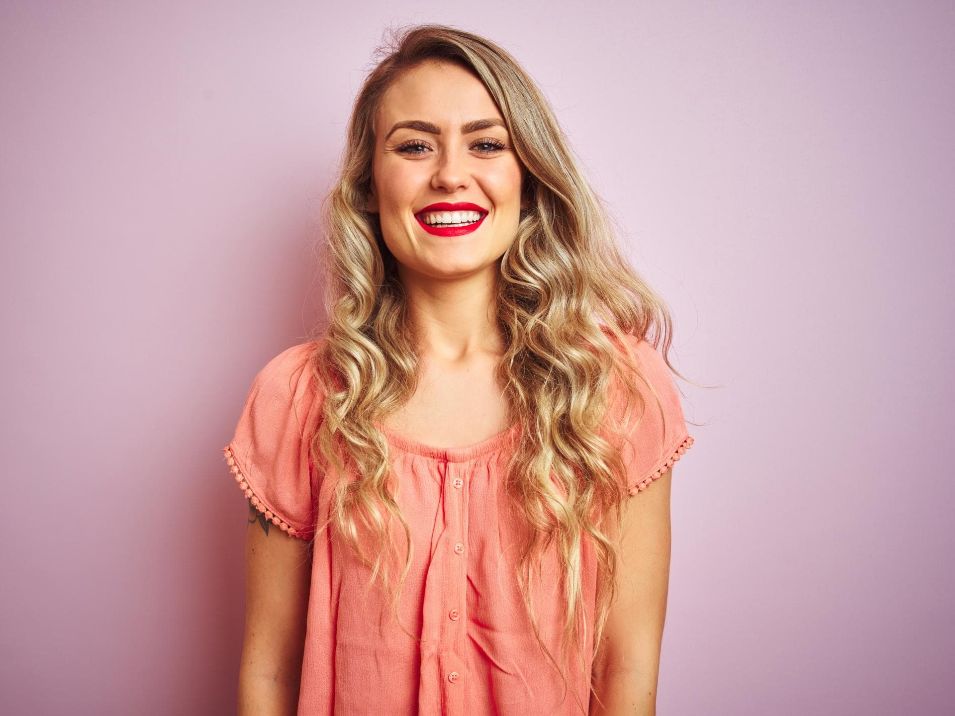 Blonde Frau hat Locken ohne Hitze Blonde Frau hat Locken ohne Hitze