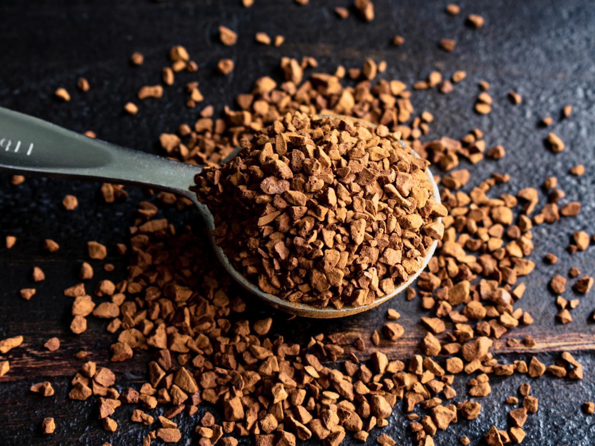 Darum ist Instantkaffee genauso gesund wie normaler Kaffee Löslicher Kaffee auf einem Kaffeelöffel