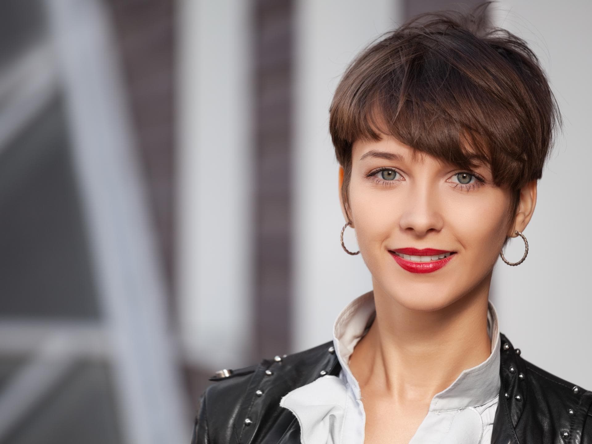 Frau trägt Pixie Cut Frau trägt Pixie Cut