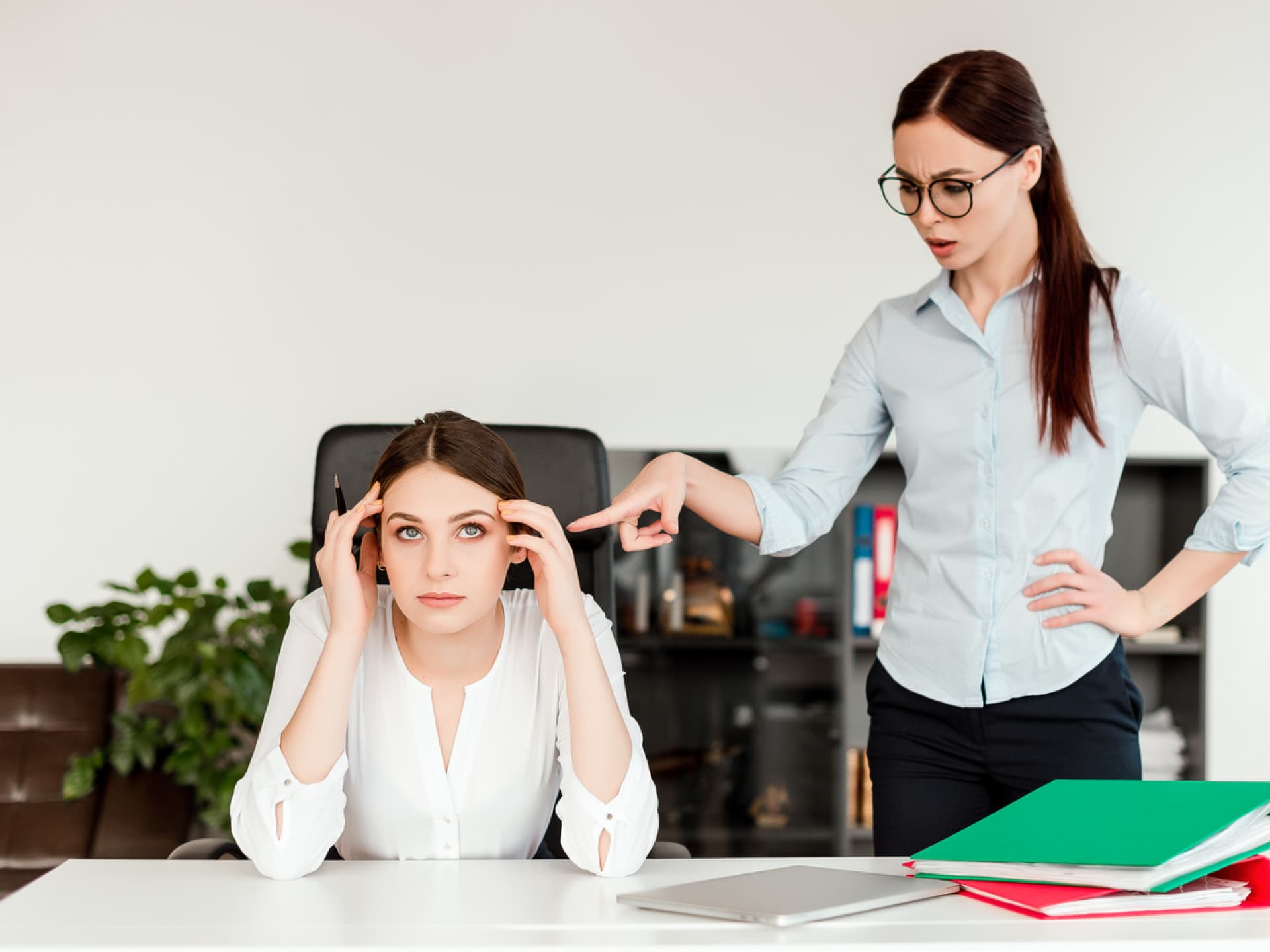 Psychopathen am Arbeitsplatz sind Meister der Manipulation.