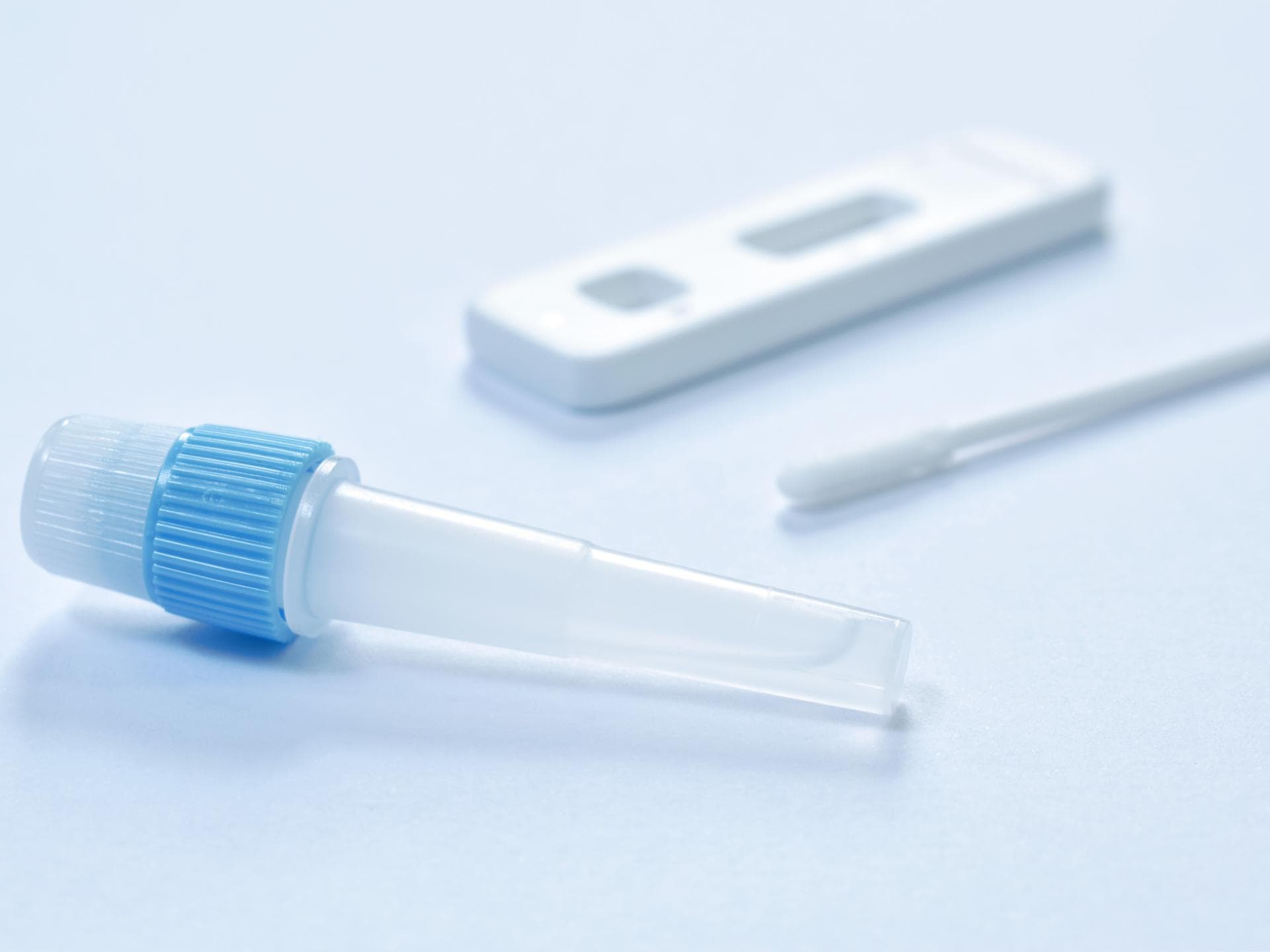Einzelne Teile eines Schnelltests auf weißem Untergrund
