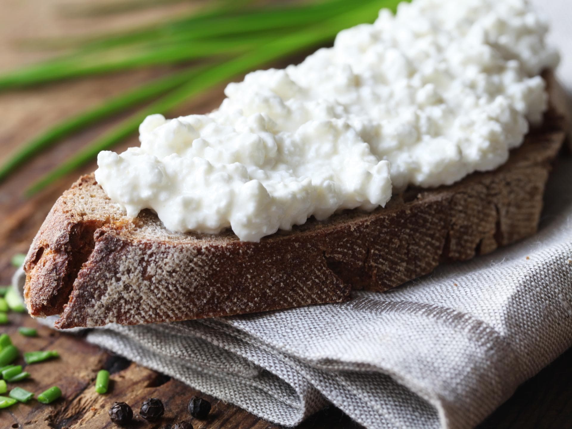 Hüttenkäse auf einem Stück Brot Hüttenkäse auf einem Stück Brot