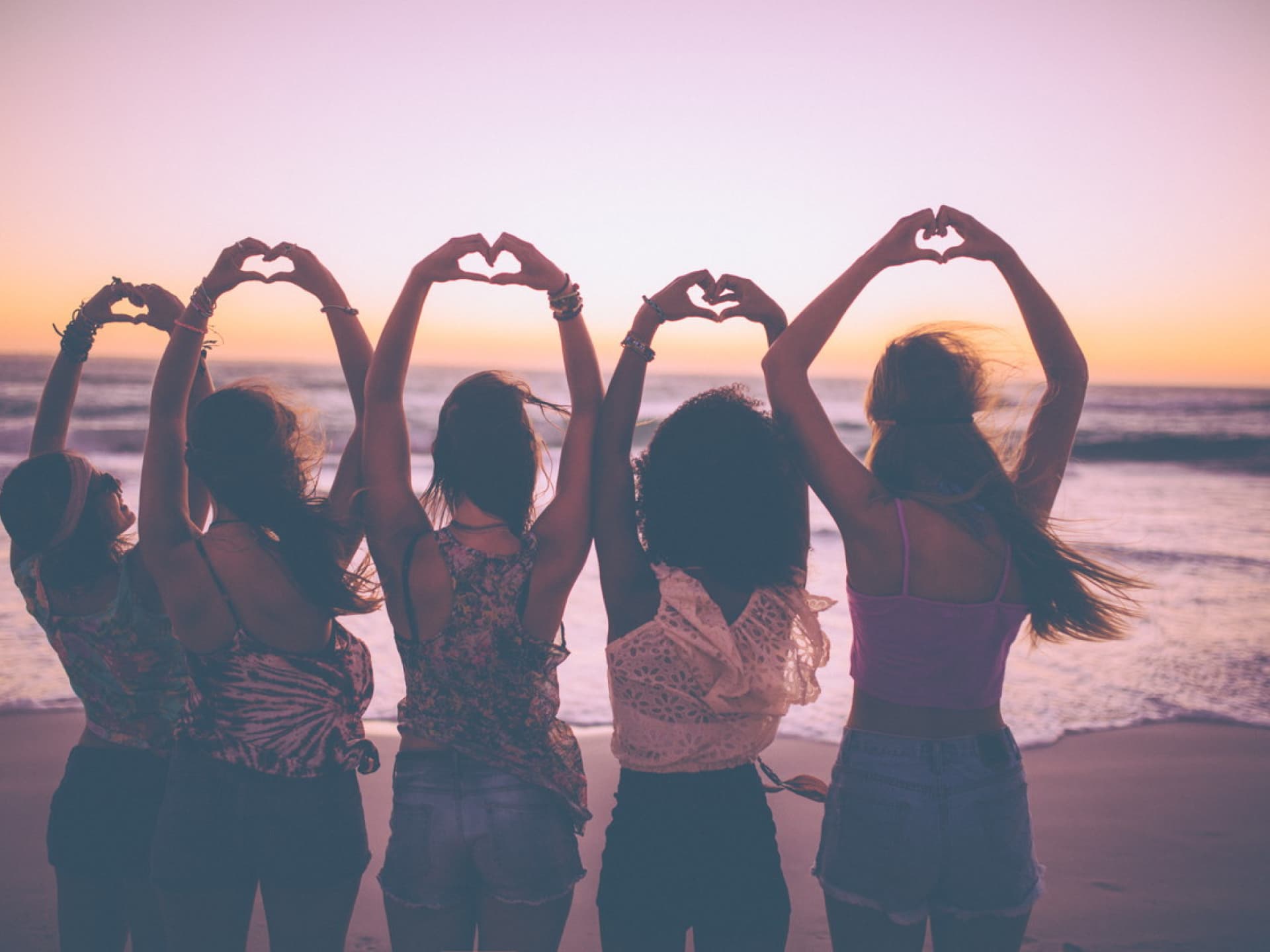 Fünf Frauen am Strand