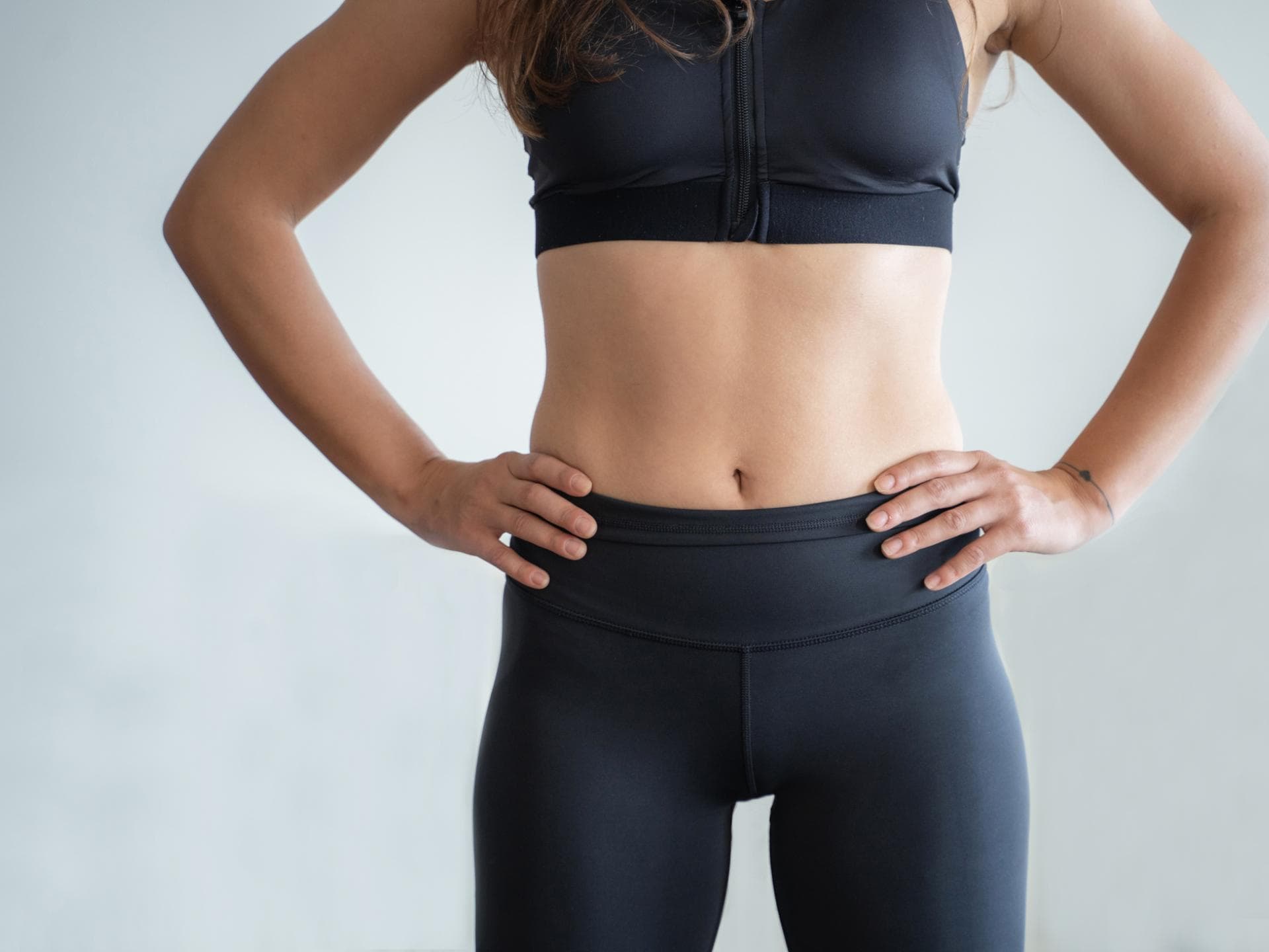 Hip Dips bei einer Frau in Sportbekleidung