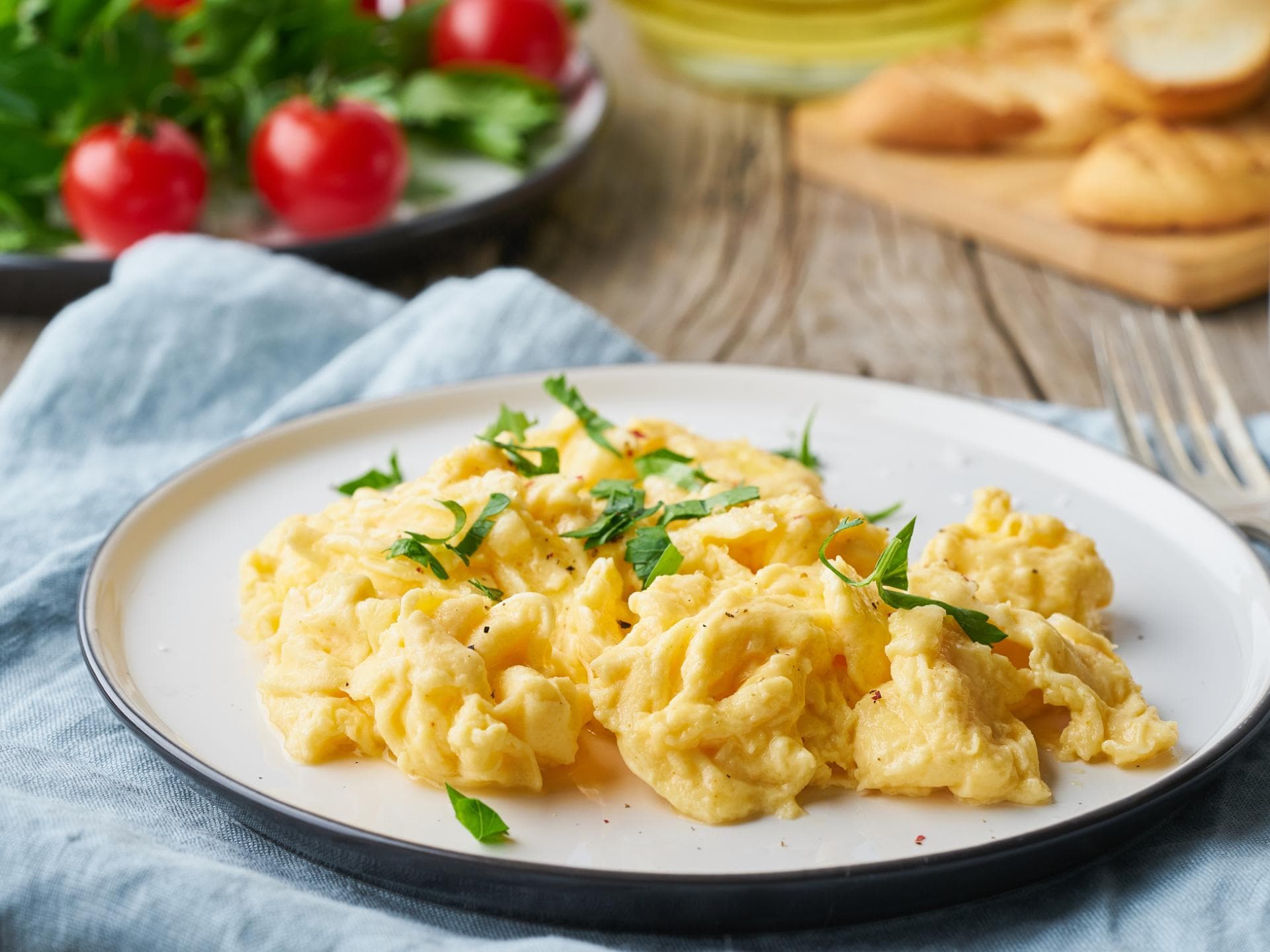 cremiges Rührei auf Teller