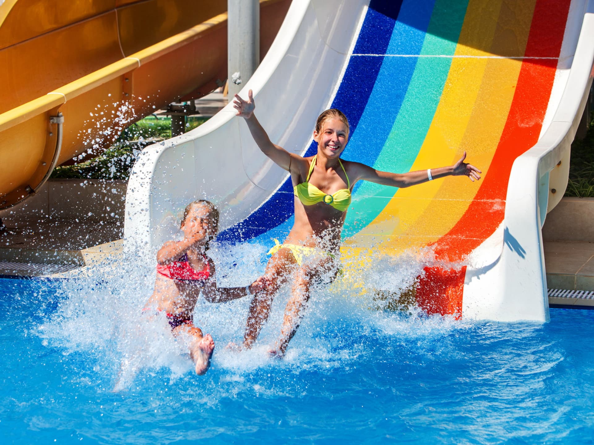 Kinder im Freiband auf einer Wasserrutsche