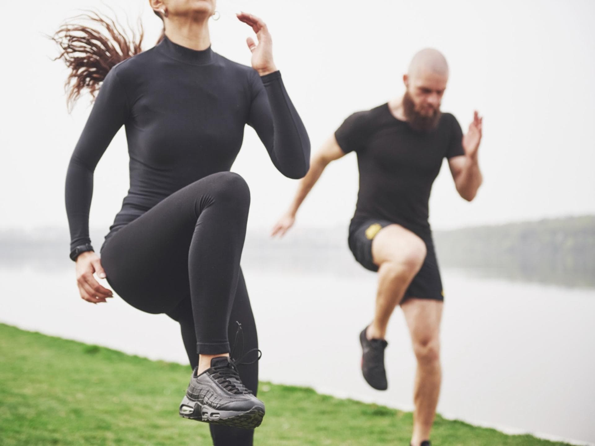 Frau und Mann treiben Sport im Freien
