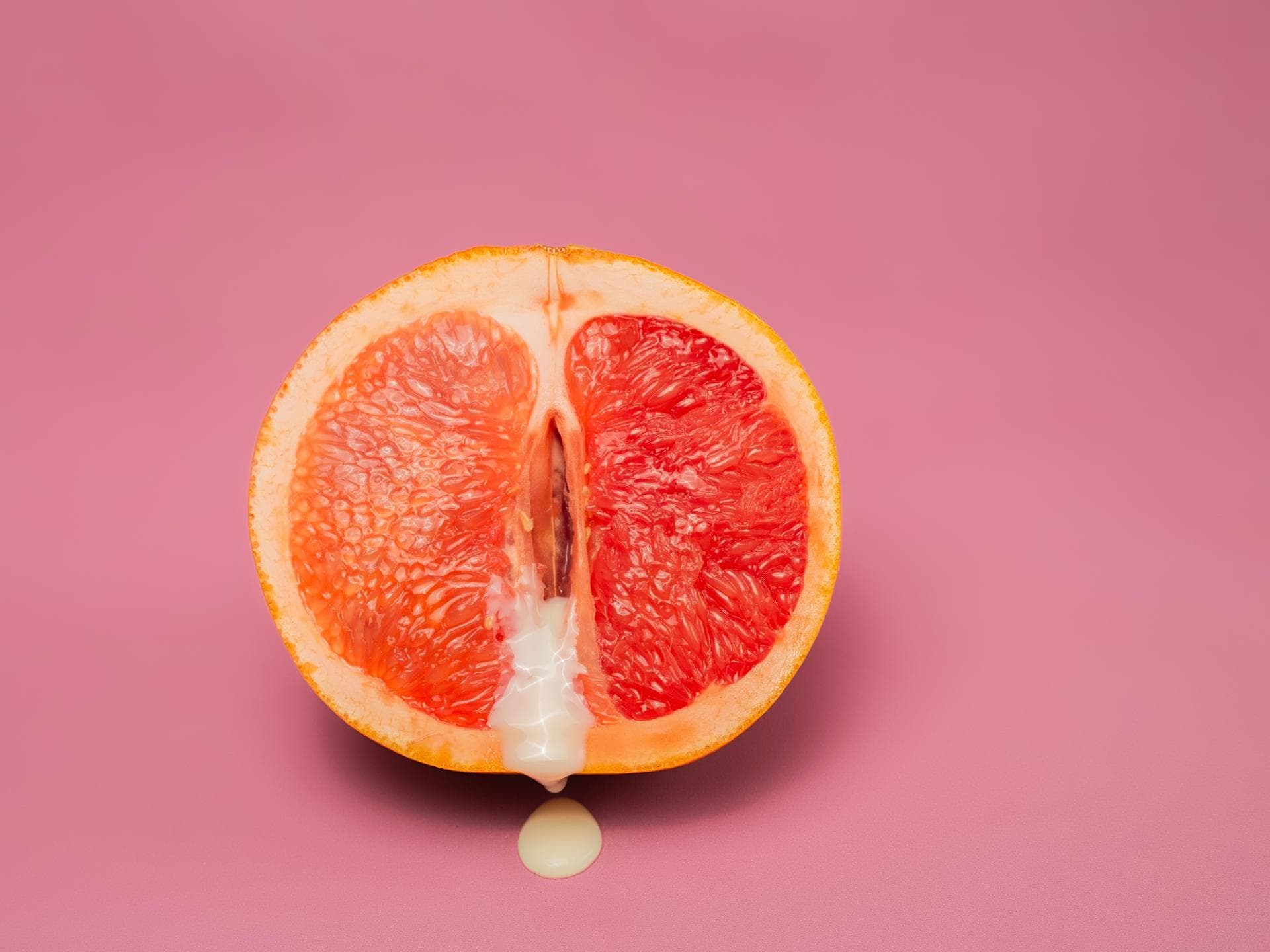 Grapefruit, aus der Vanillepudding herausläuft
