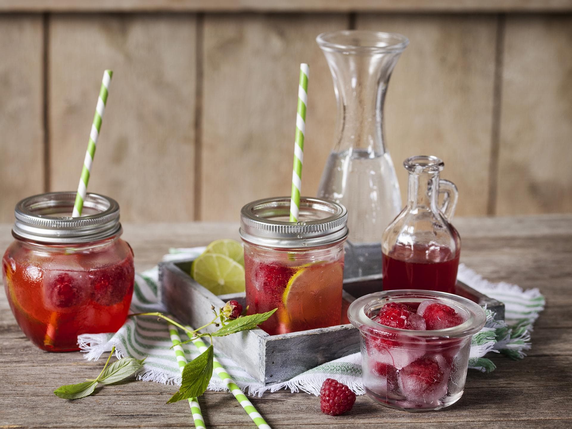 Gläser mit Himbeerlimonade, Minze und Limette.