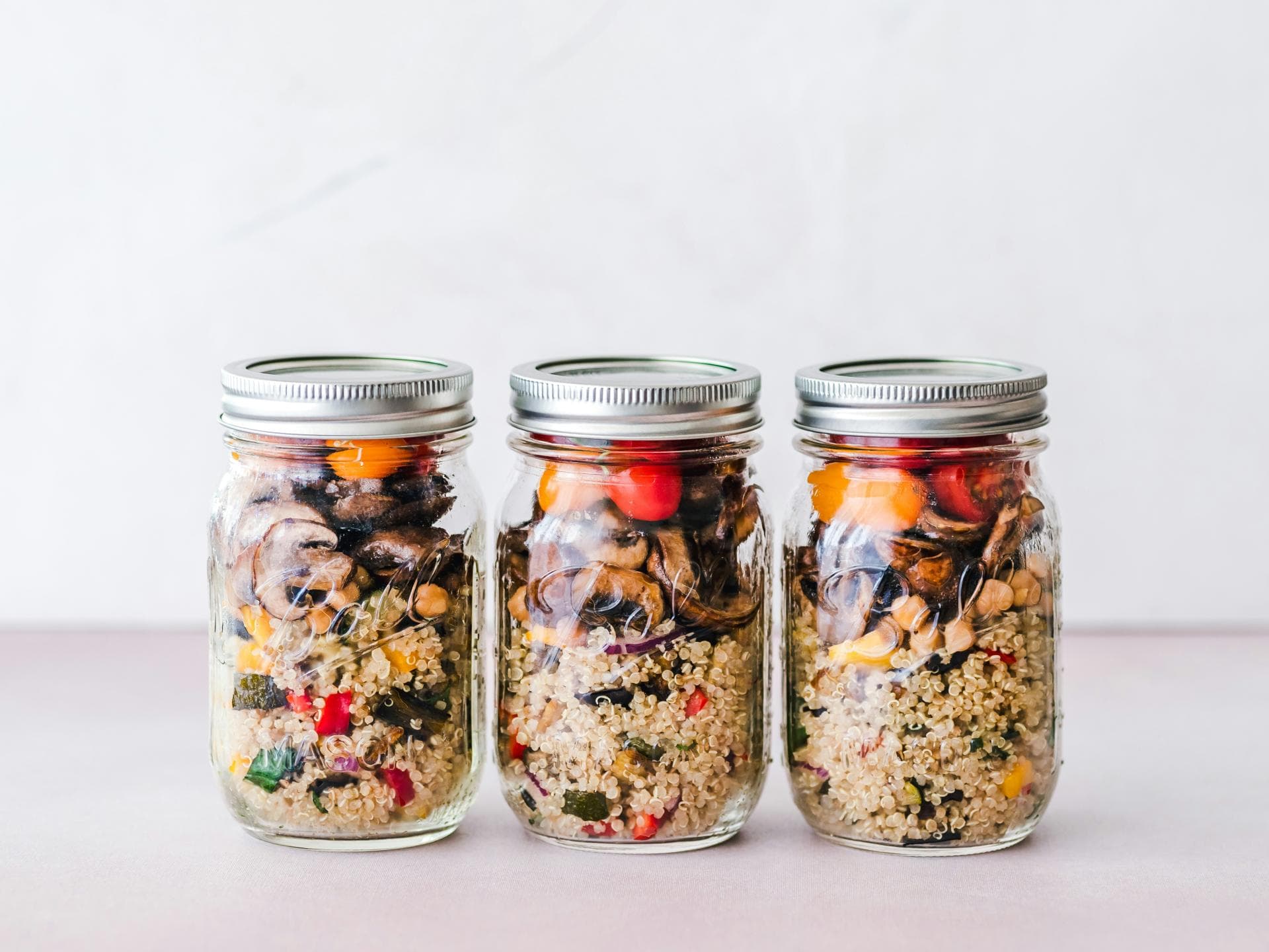 Quinoa und Gemüse im Glas Quinoa und Gemüse im Glas