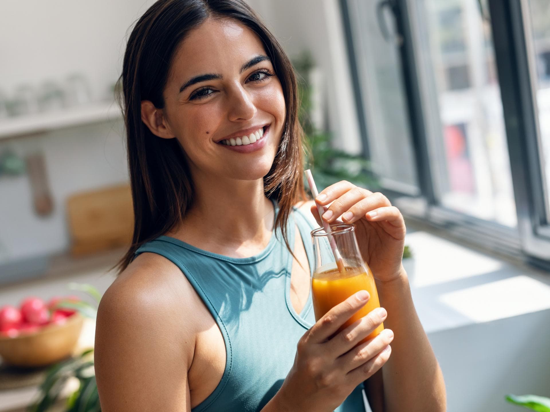 Frau trinkt Fruchtsaft Frau trinkt Fruchtsaft