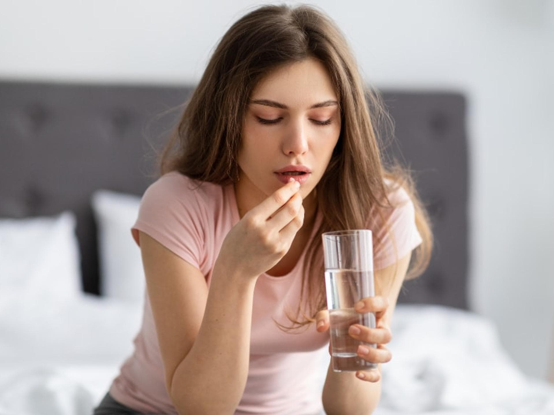 Frau nimmt Schlaftabletten