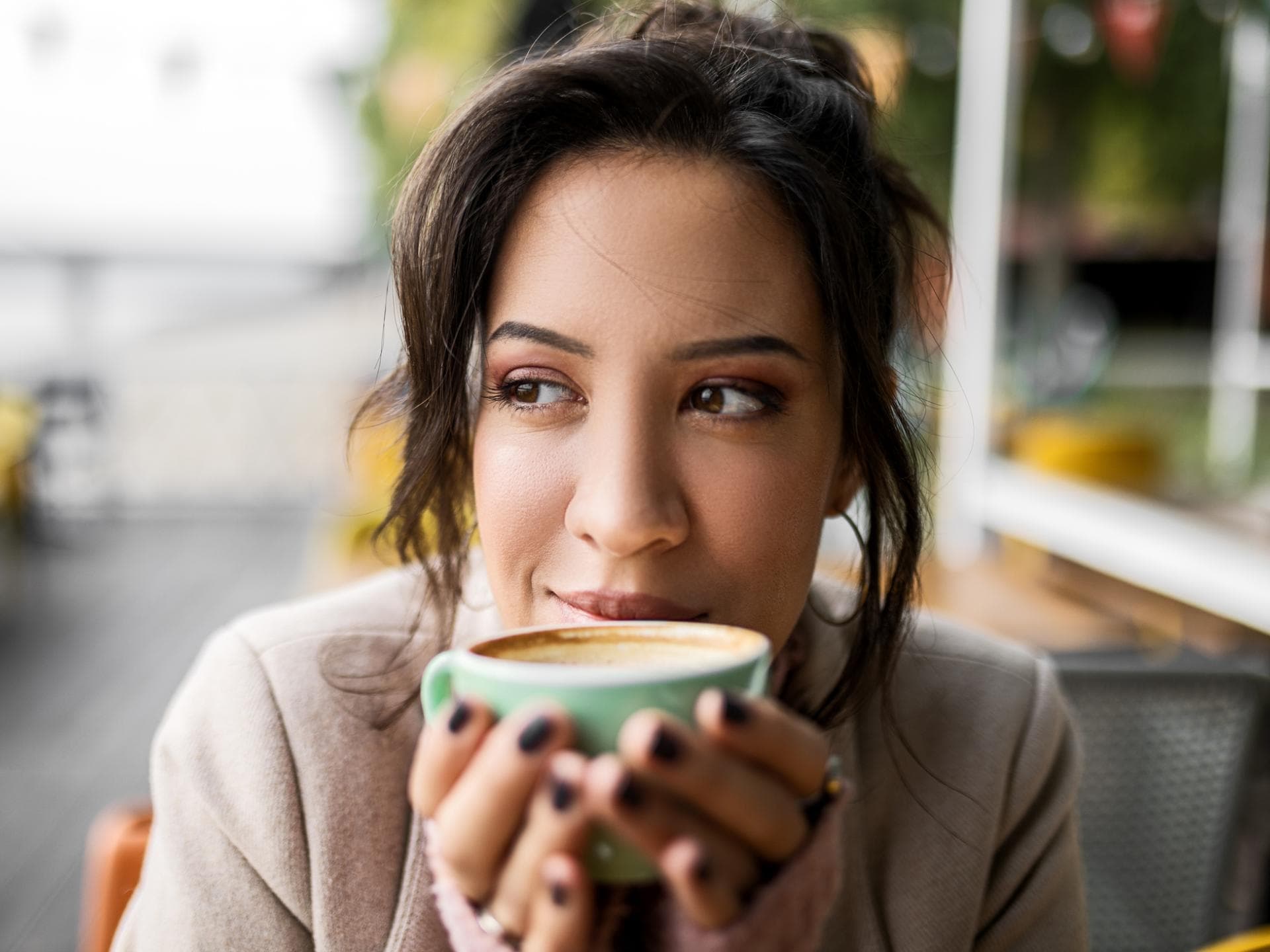 Frau trinkt Kaffee