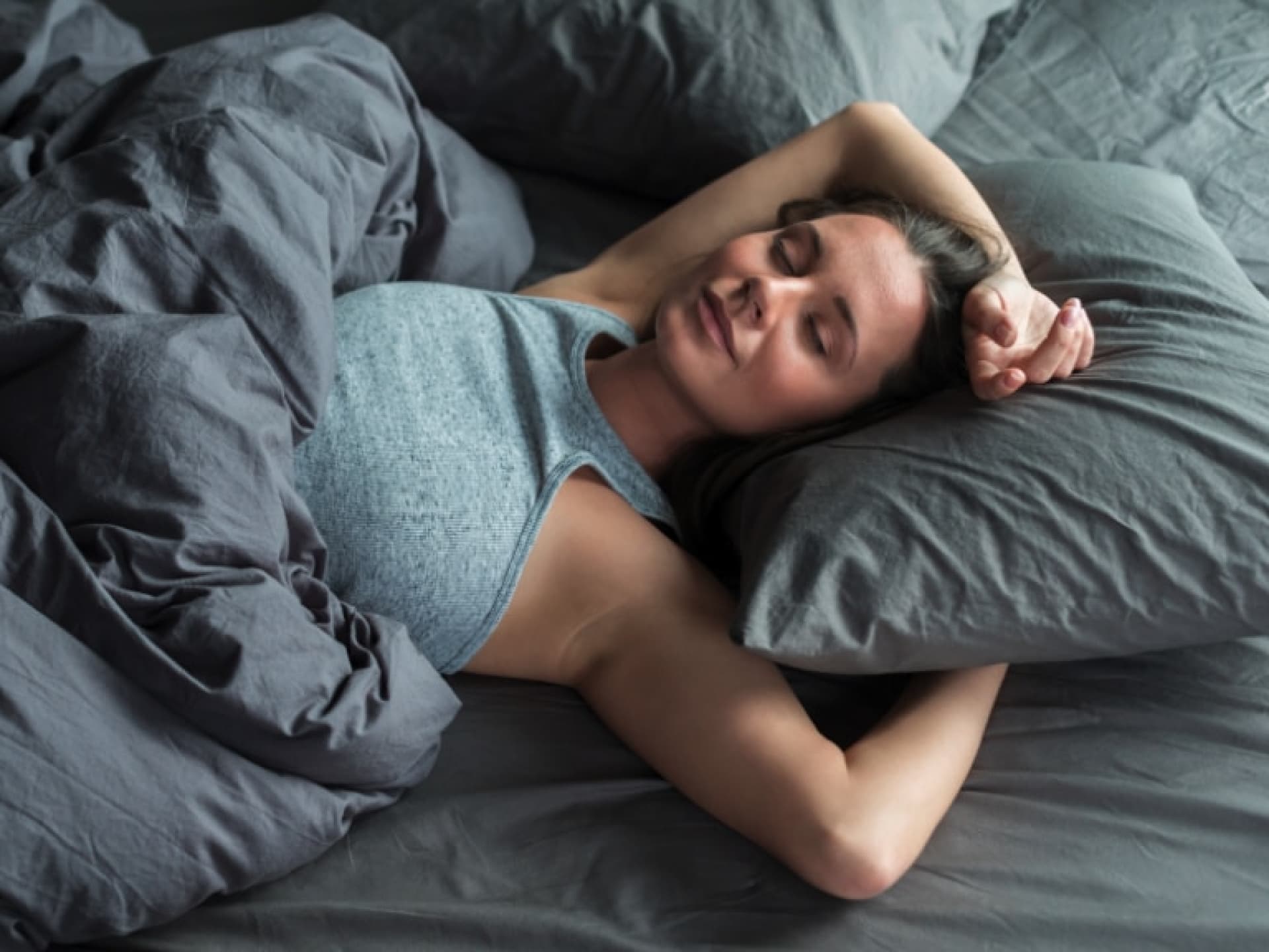 normale Körpertemperatur im Schlaf Junge Frau liegt im Bett und schläft.