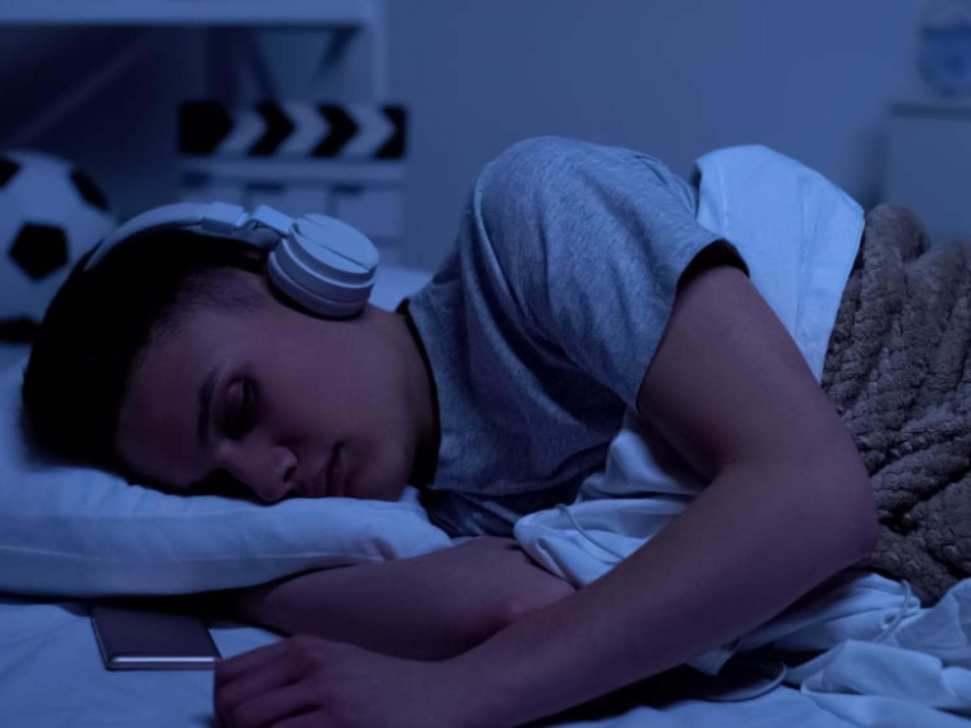 Musik zum Schlafen Junger Mann schläft