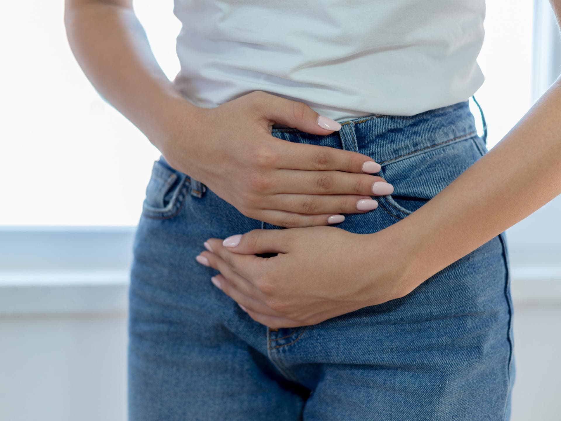 Frau hält sich den Bauch