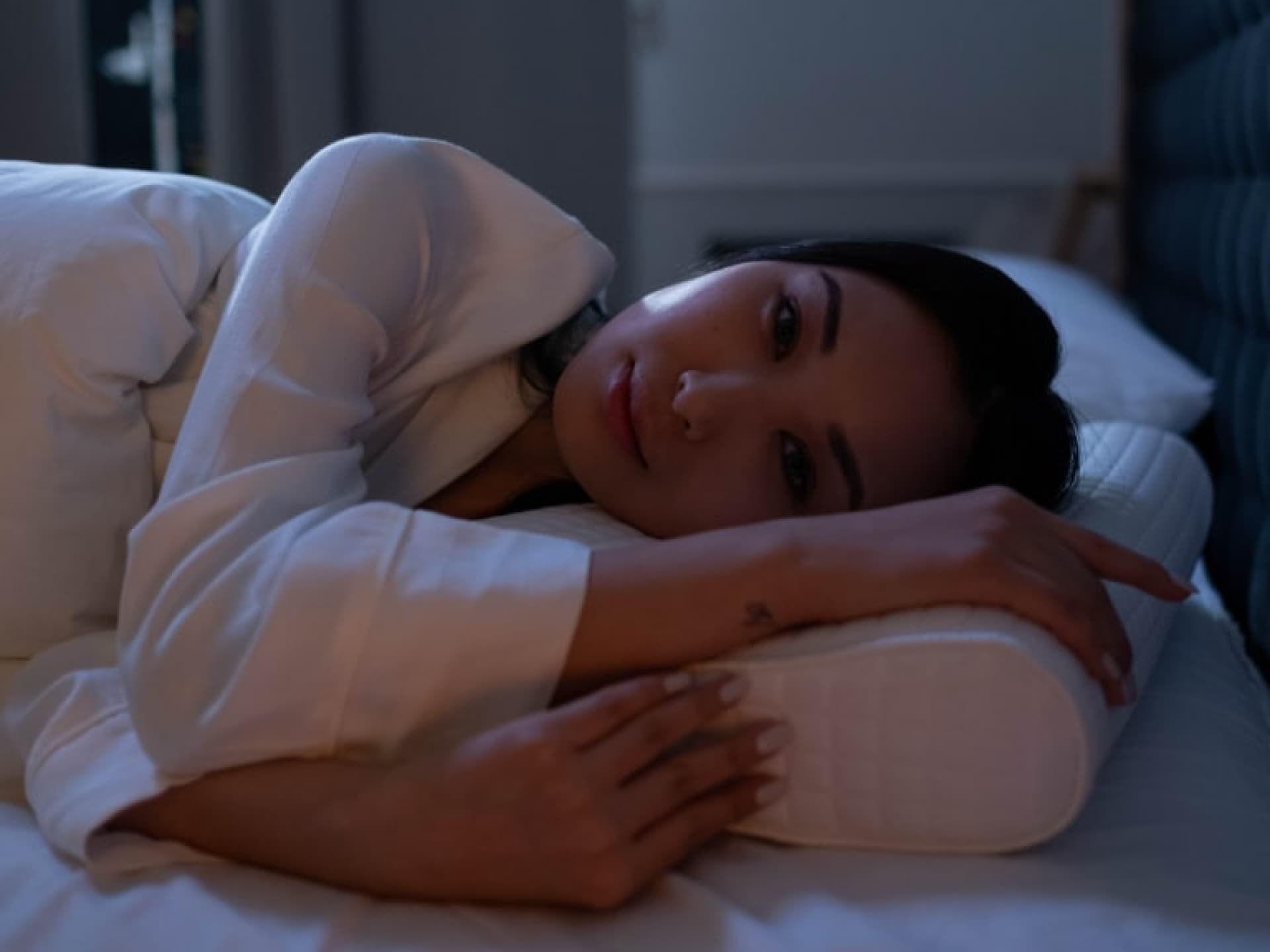 Frau liegt auf dem Bett
