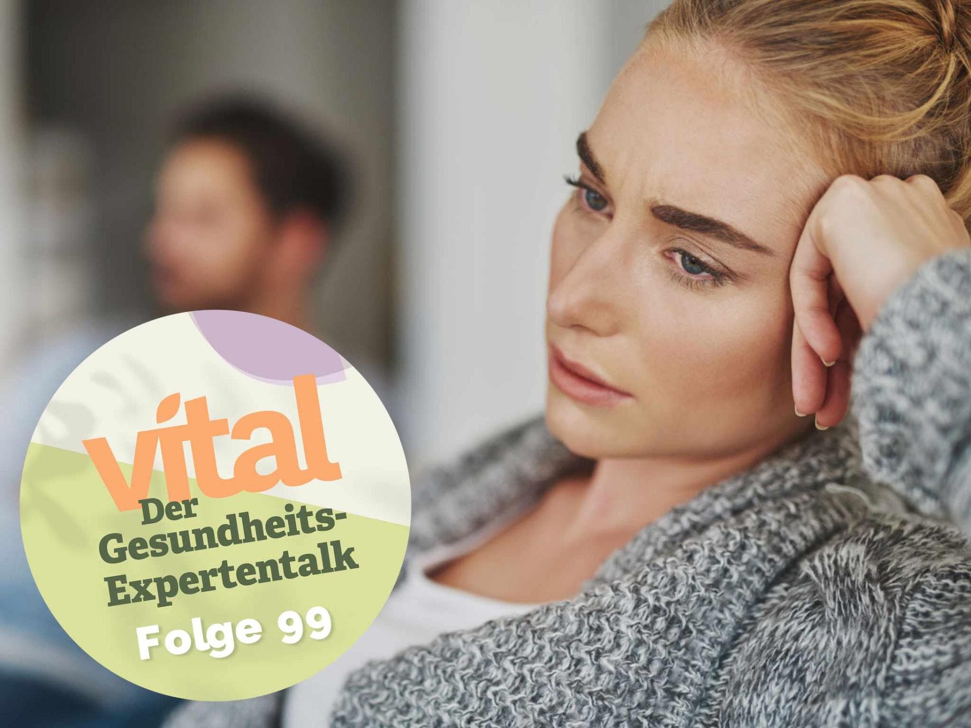Frau guckt nach Streit mit Partner gedankenverloren in die Ferne