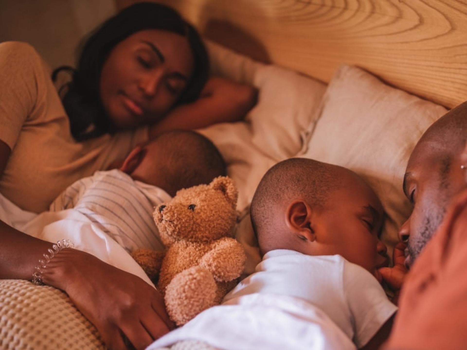 Co-sleeping Familie schläft im Bett
