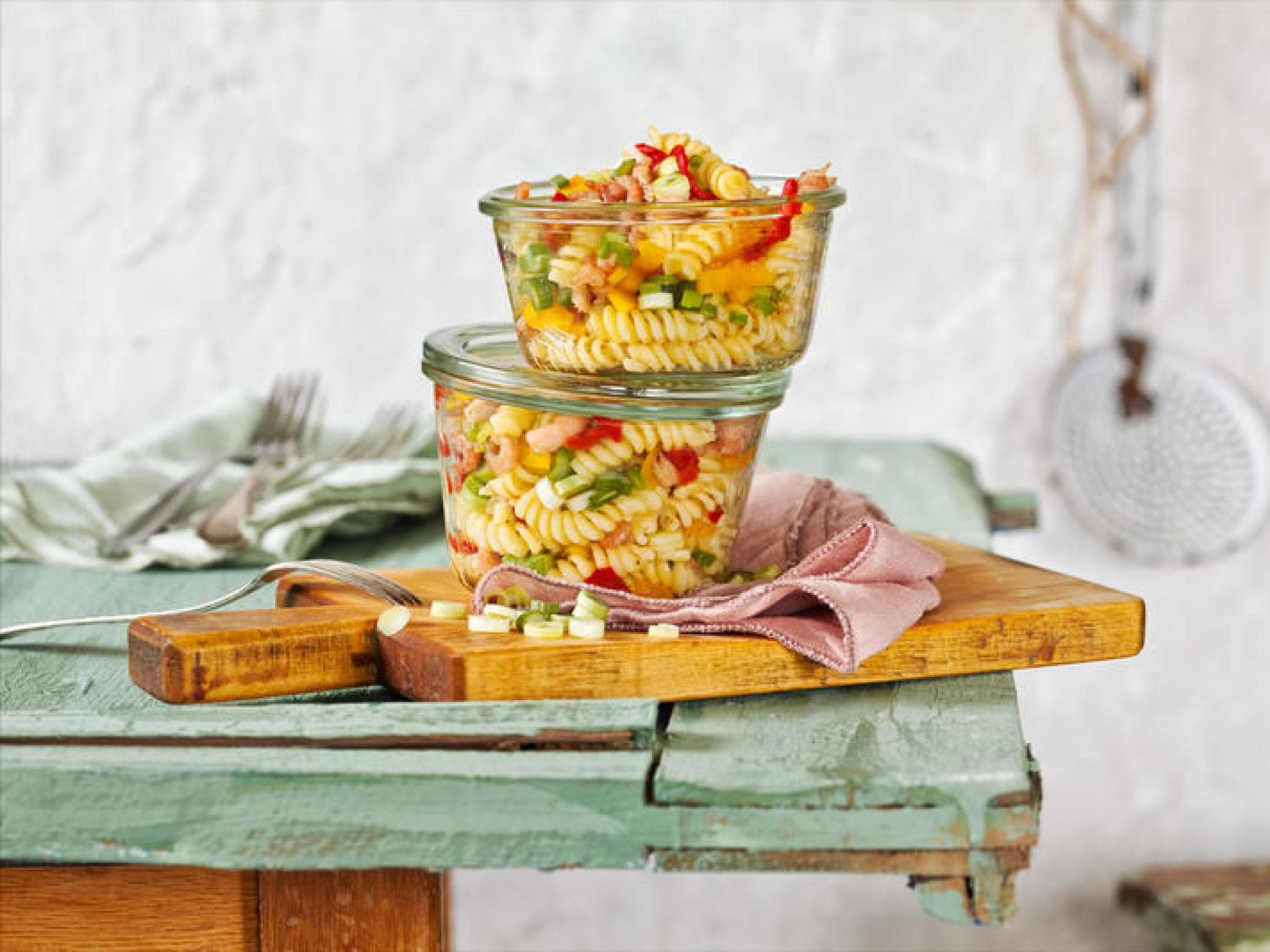 Nudelsalat mit Paprika und Krabben