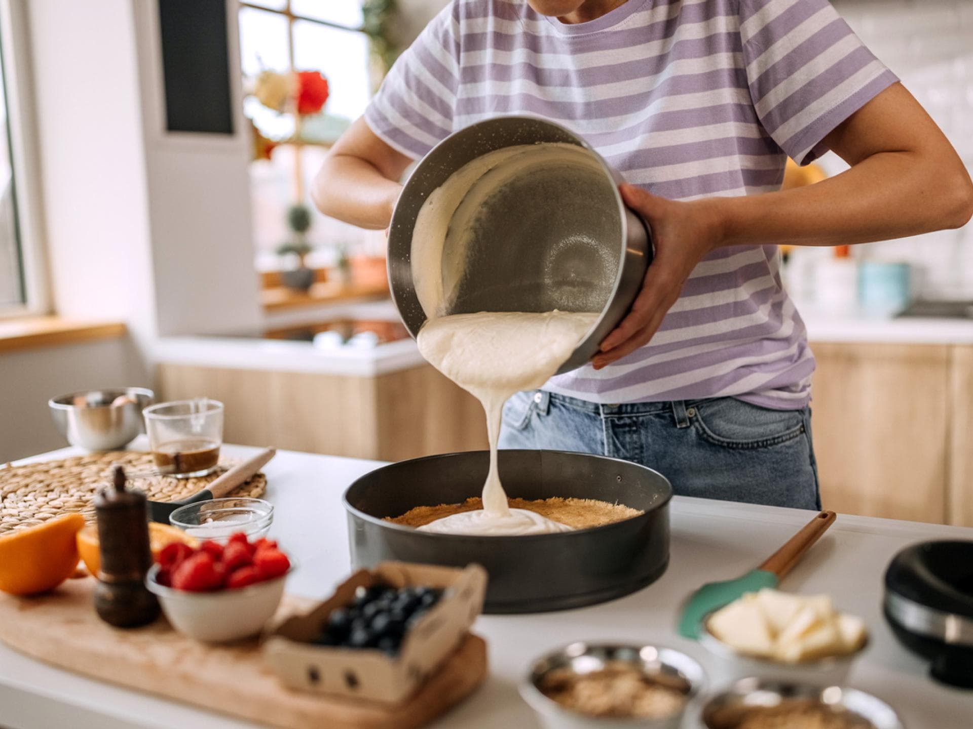 Frau gibt Teich in Kuchenform
