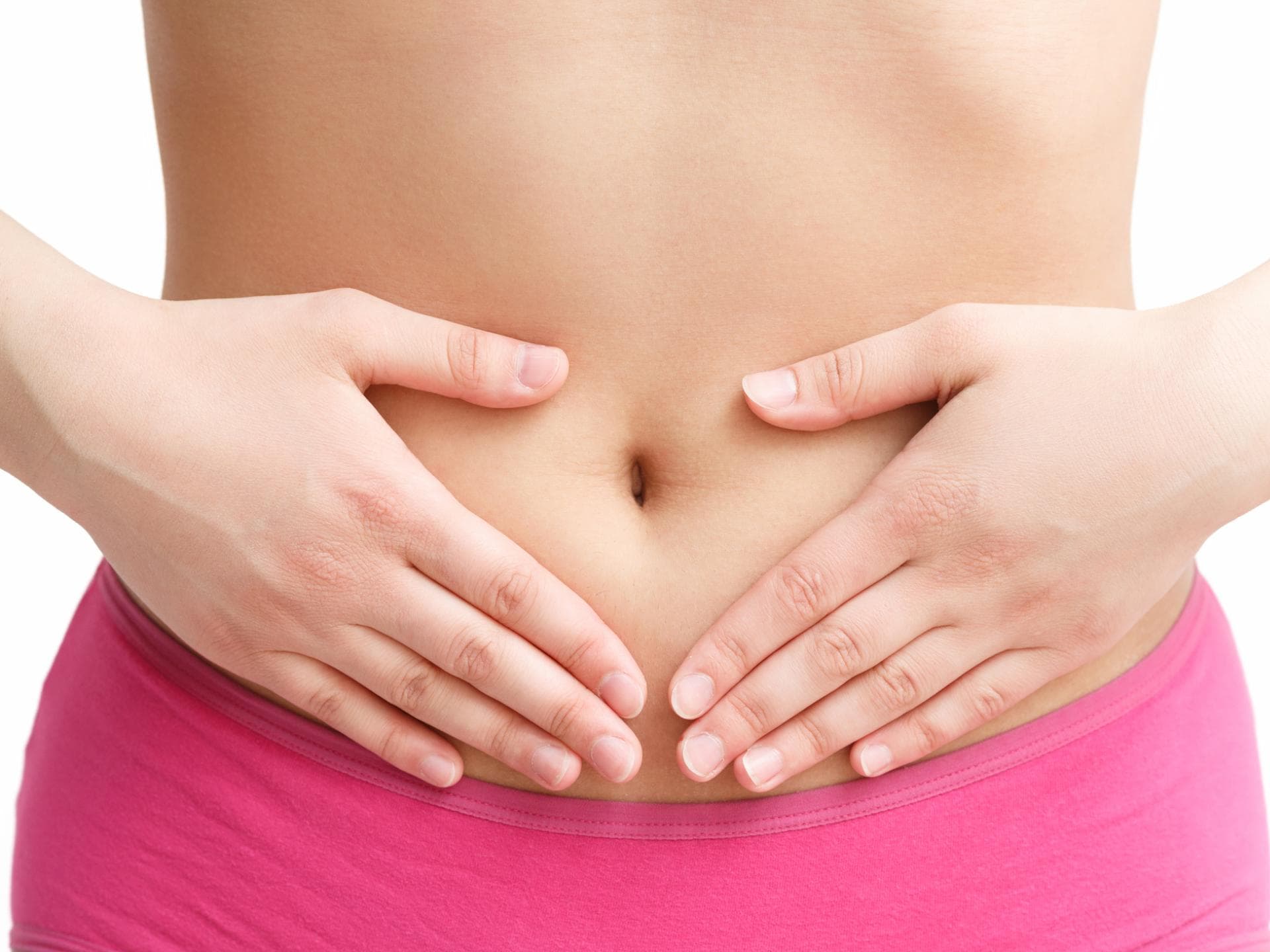 Frau hält sich die Hände vor den Bauch