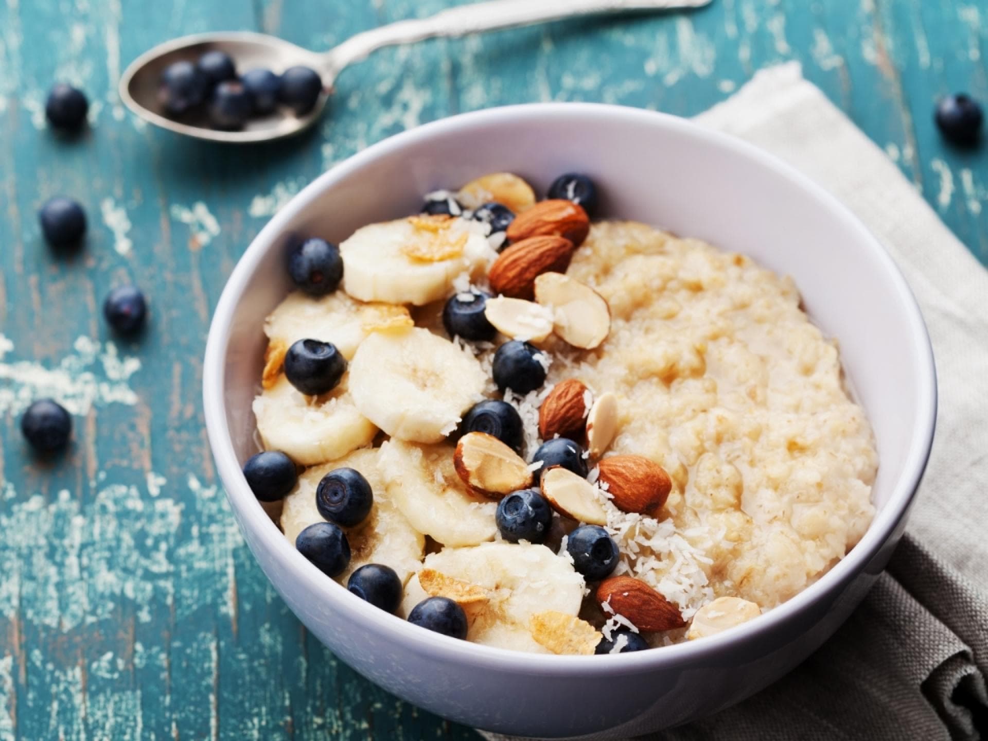 Kokos-Porridge mit Mandeln und Obst