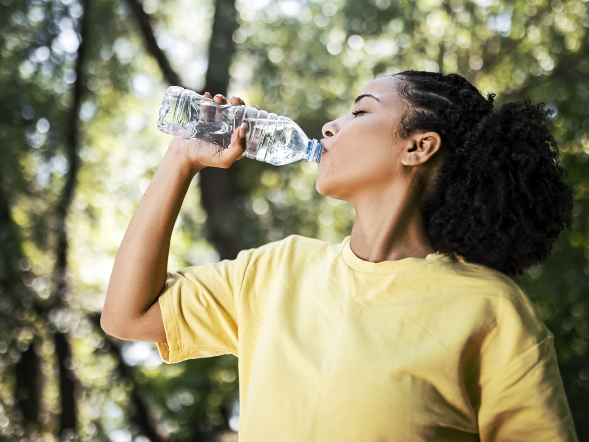 Hyponatriämie ist ein gefährlicher Zustand, der durch eine übermäßige Aufnahme von Wasser entsteht. Hyponatriämie ist ein gefährlicher Zustand, der durch eine übermäßige Aufnahme von Wasser entsteht.