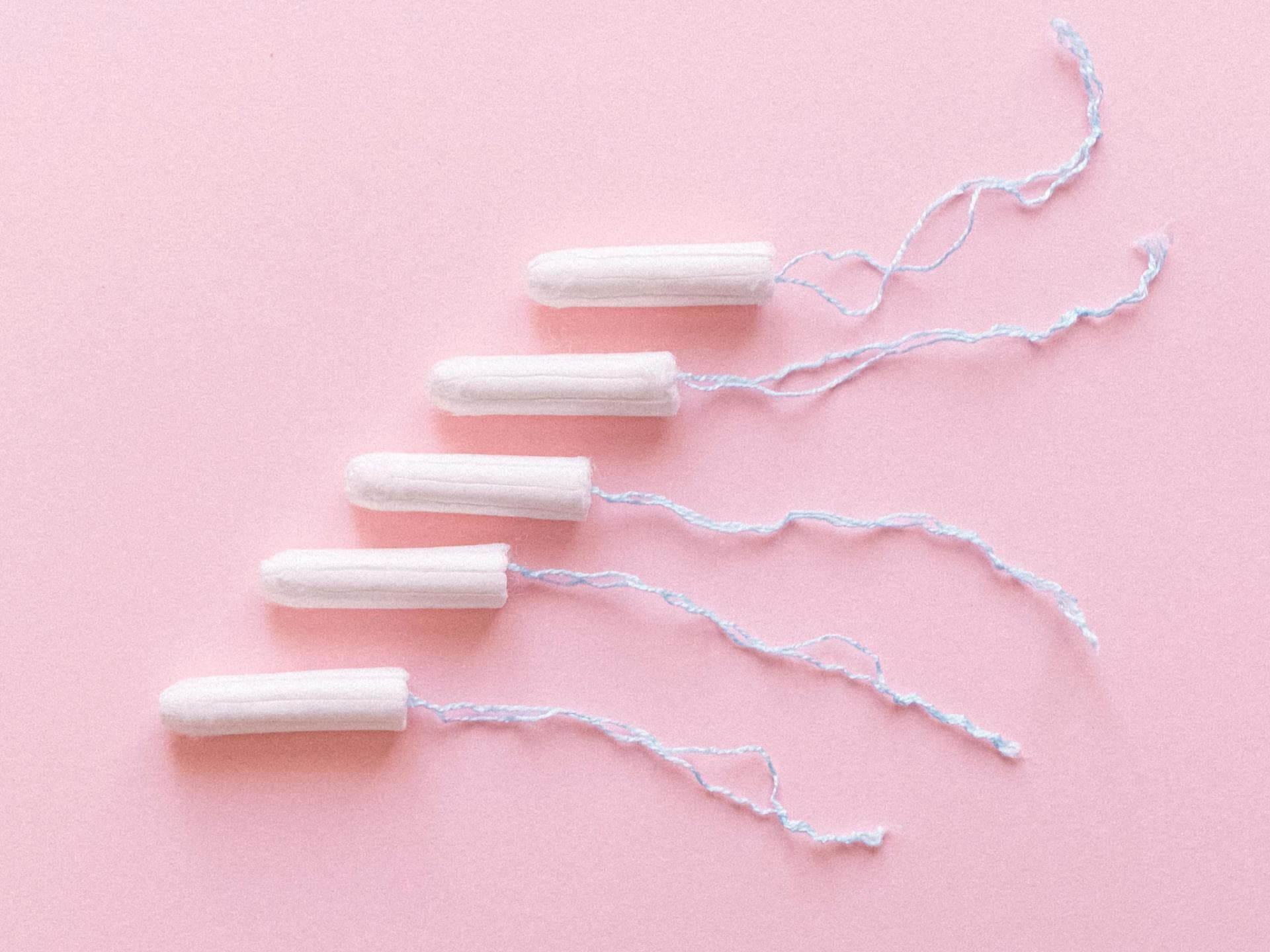 Verschiedene Tampons vor rosa Hintergrund Verschiedene Tampons vor rosa Hintergrund