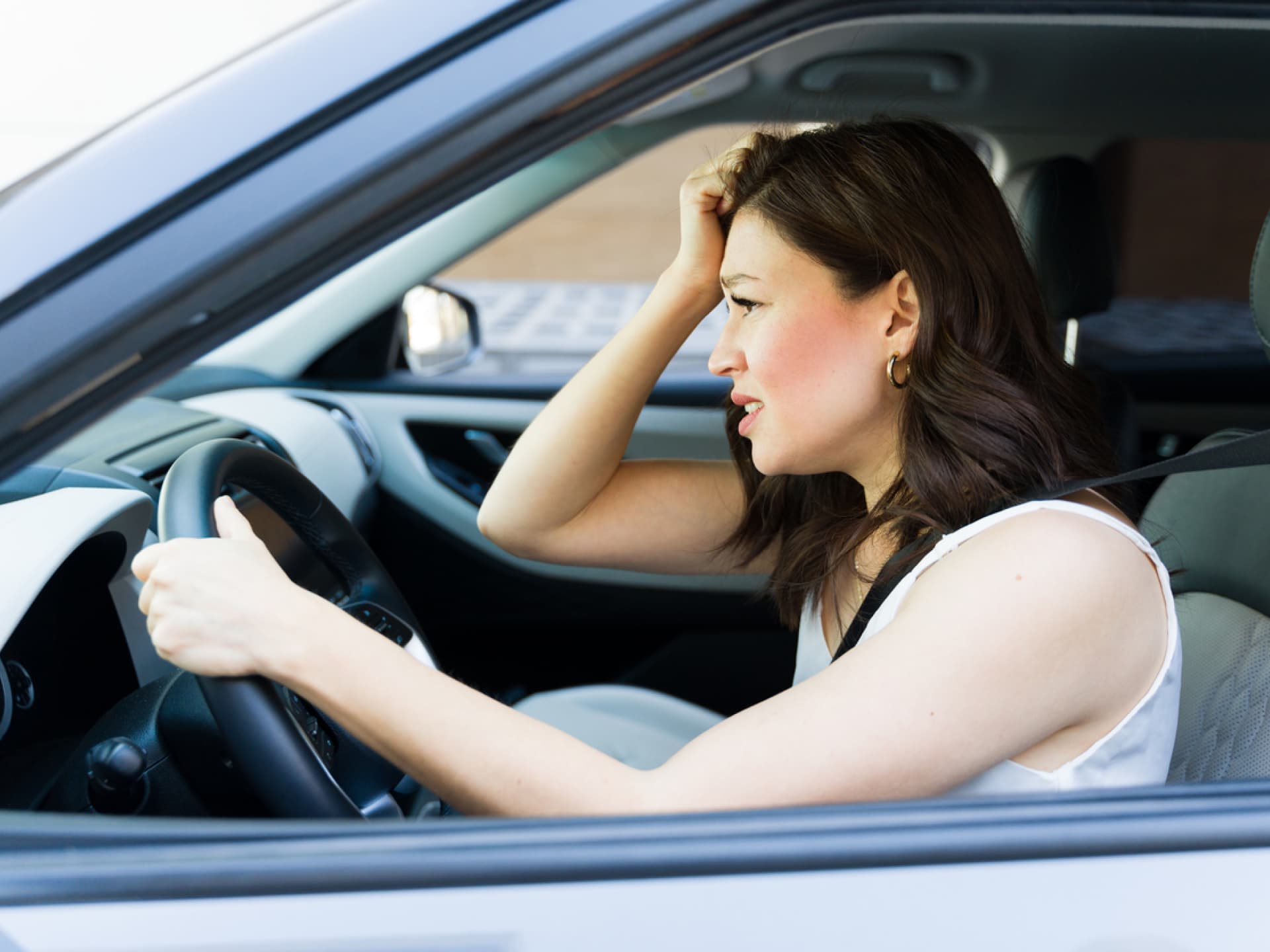 Panikattacken beim Autofahren sind beängstigend.