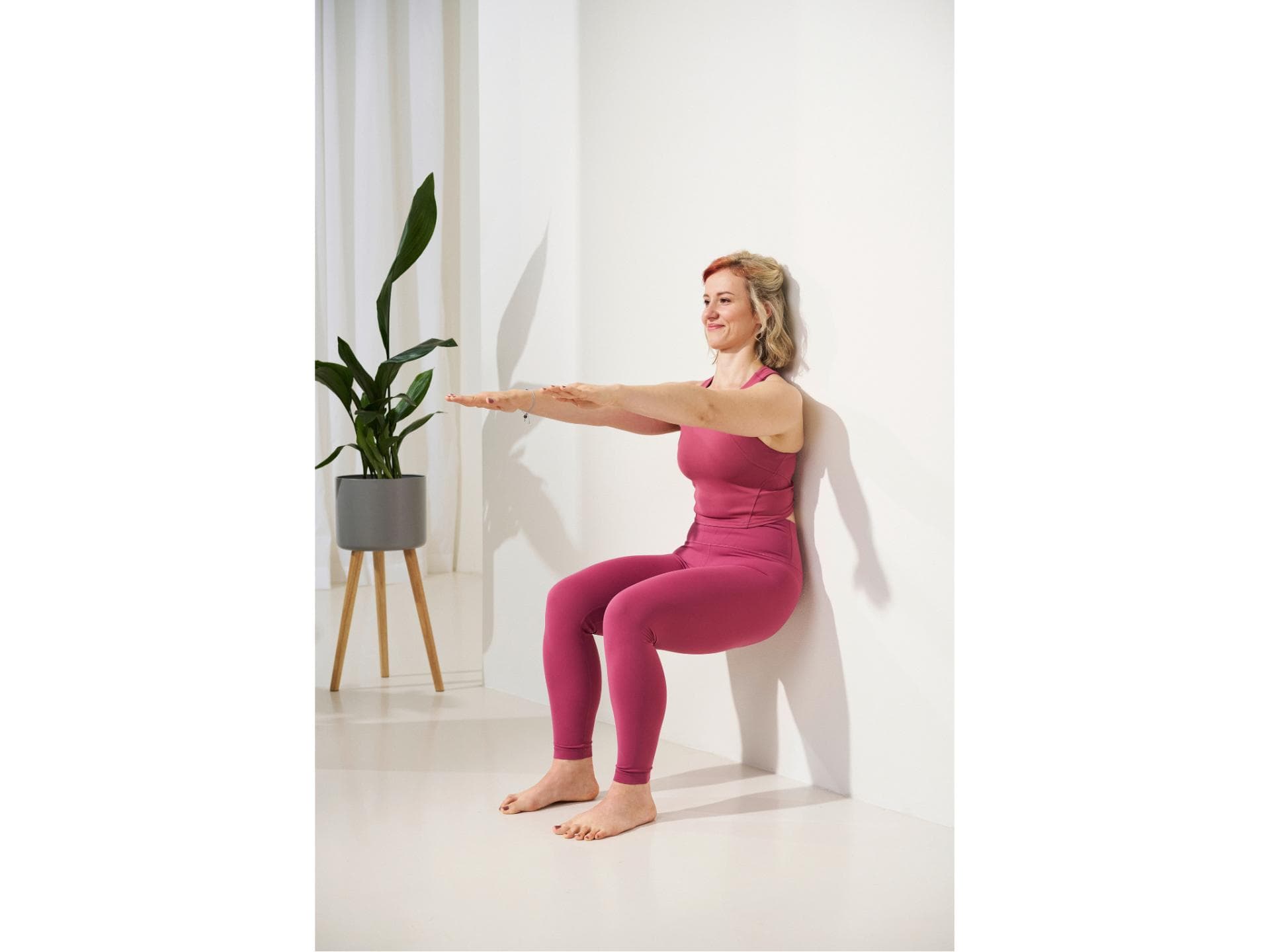 Natalia zeigt Übung Wall Squat